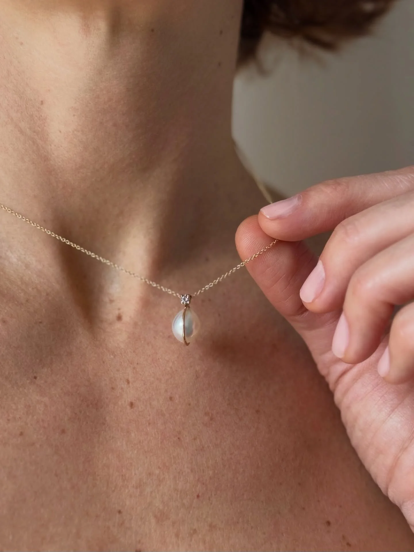 Il quarto esemplare di collana della collezione Filoperla, realizzata a mano e custodisce una magnifica Perla Australiana o dei Mari del Sud, drop (a goccia), sorretta da un delicato filo d&rsquo;oro giallo ed illuminata da un diamante.

[ Le Perle A