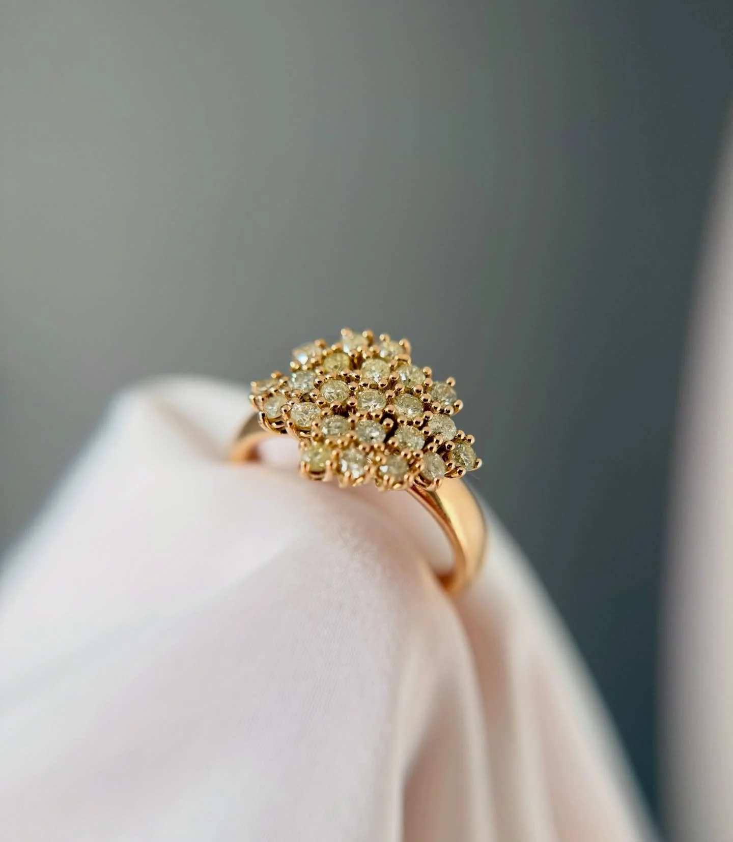 Catturare il sole in un anello ☀️
Oro giallo e diamanti Fancy Yellow. Un pezzo unico, realizzato su misura per Margherita.
L&rsquo;eleganza del senzatempo.

Vi piace?

#cristinafavagioielli
#gioiellipoetici
#gioiellisenzatempo
#gioiellisumisura 
#Yel