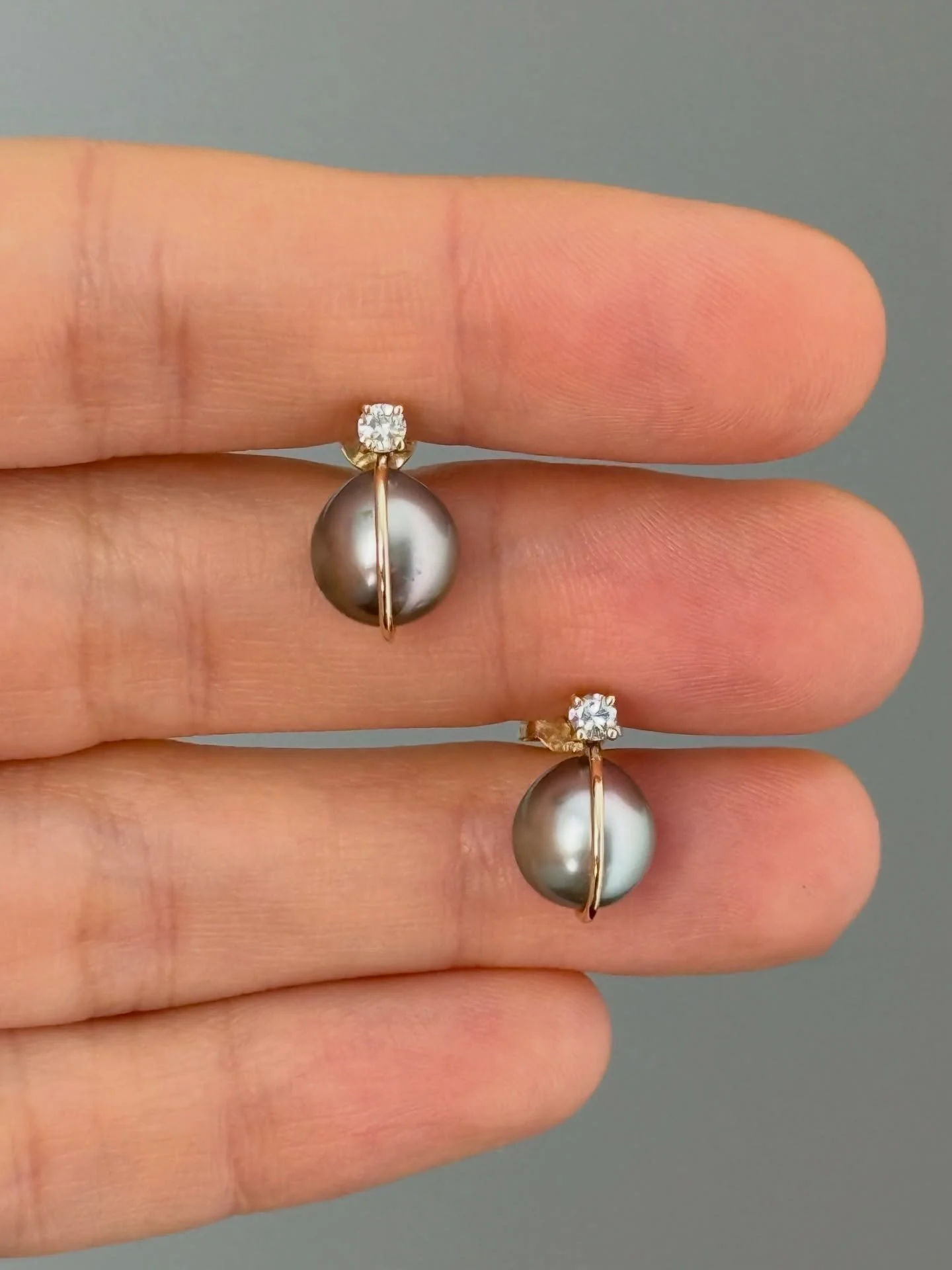 L&rsquo;attesa &egrave; finita: gli orecchini FILOPERLA tornano finalmente disponibili sul sito nell&rsquo;esemplare N.12 🤍

Una vera poesia per il viso:

Due Perle di Tahiti Drop (9mm), nate dalle profondit&agrave; dell&rsquo;oceano, con quella for