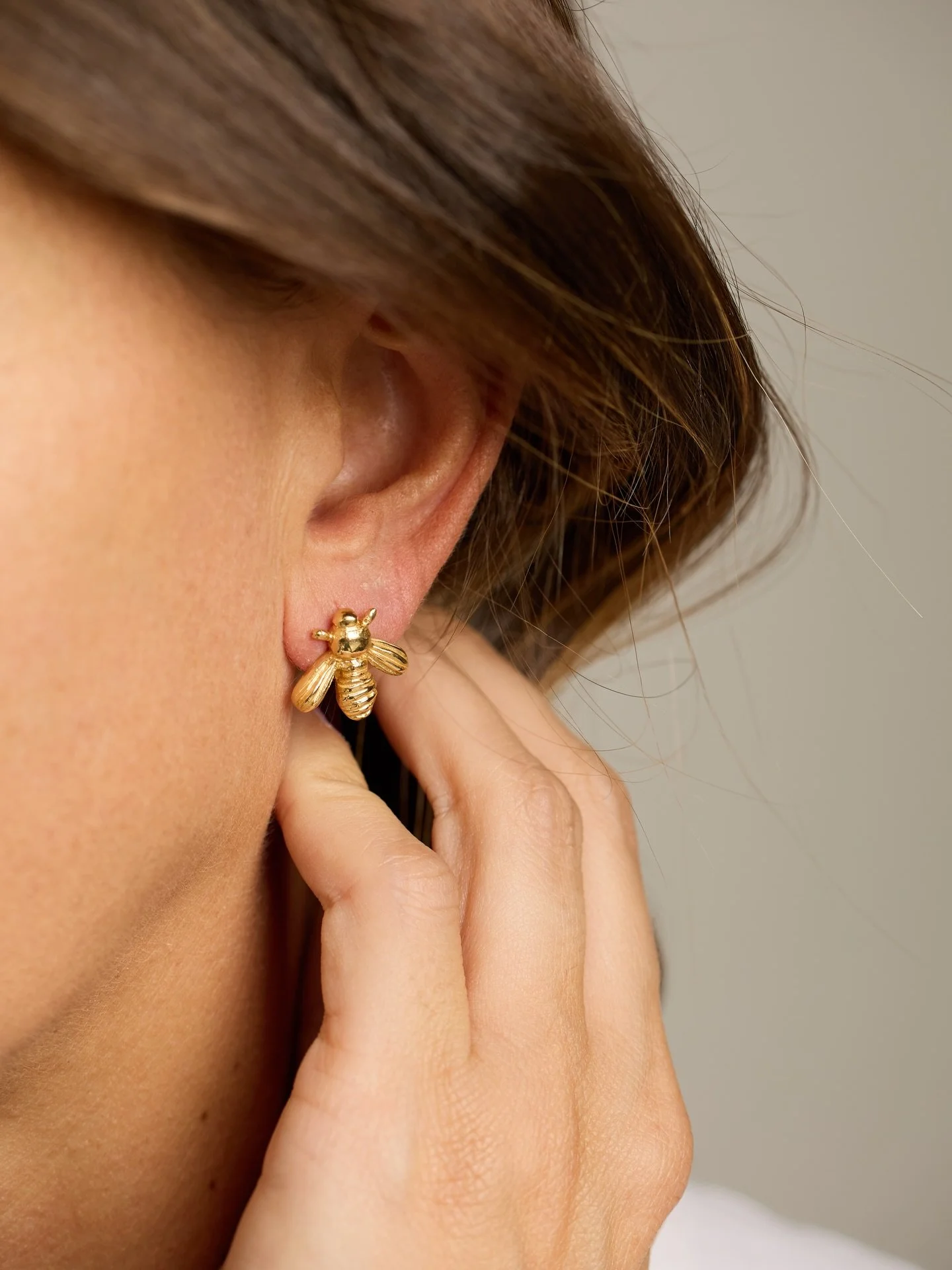 🌸 Spring is calling 🌸

I DETTAGLI DELLA PRIMAVERA.
La natura si risveglia e i dettagli fanno la differenza.
Api, farfalle e piccoli fiori: abbiamo tradotto i simboli della primavera in orecchini pronti da indossare.💫

Scopri di pi&ugrave; sulla co