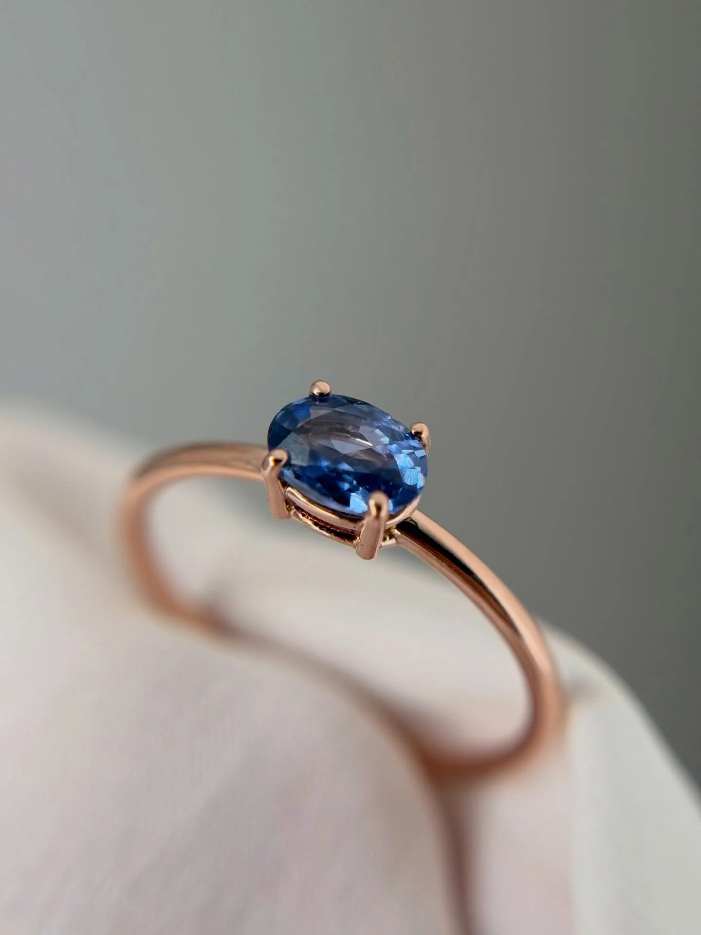 L&rsquo;eleganza &egrave; nei dettagli ✨
Zaffiro blu e oro rosa per Silvia.

Tagga una persona che ama i gioielli minimalisti! 💍&nbsp;

#cristinafavagioielli
#gioiellipoetici
#gioiellisenzatempo 

#JewelryAddict #SapphireRing MinimalistStyle PinkGol