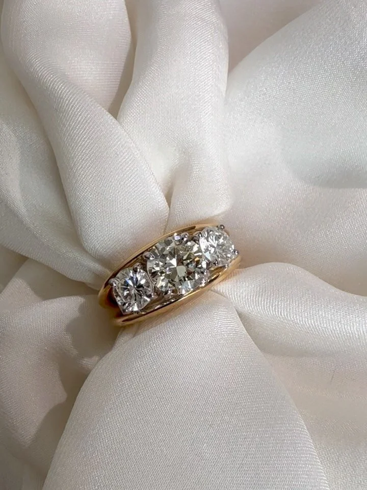 L&rsquo;eleganza &eacute; nell&rsquo;equilibrio ✨
In questo anello ho voluto racchiudere l&rsquo;equilibrio perfetto: il calore avvolgente dell&rsquo;oro giallo che abbraccia la luce fredda e magnetica di tre incredibili diamanti. 
Ogni curva &egrave