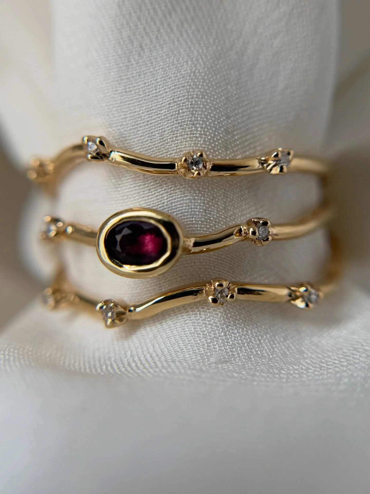 Una Metamorfosi &egrave; una seconda vita. ✨
Rubino e diamanti prima racchiusi in una forma importante, oggi liberi di disegnare qualcosa di nuovo

Leggero e in movimento.

Raccontami: hai mai pensato di trasformare un tuo gioiello?

#metamorfosi #gi