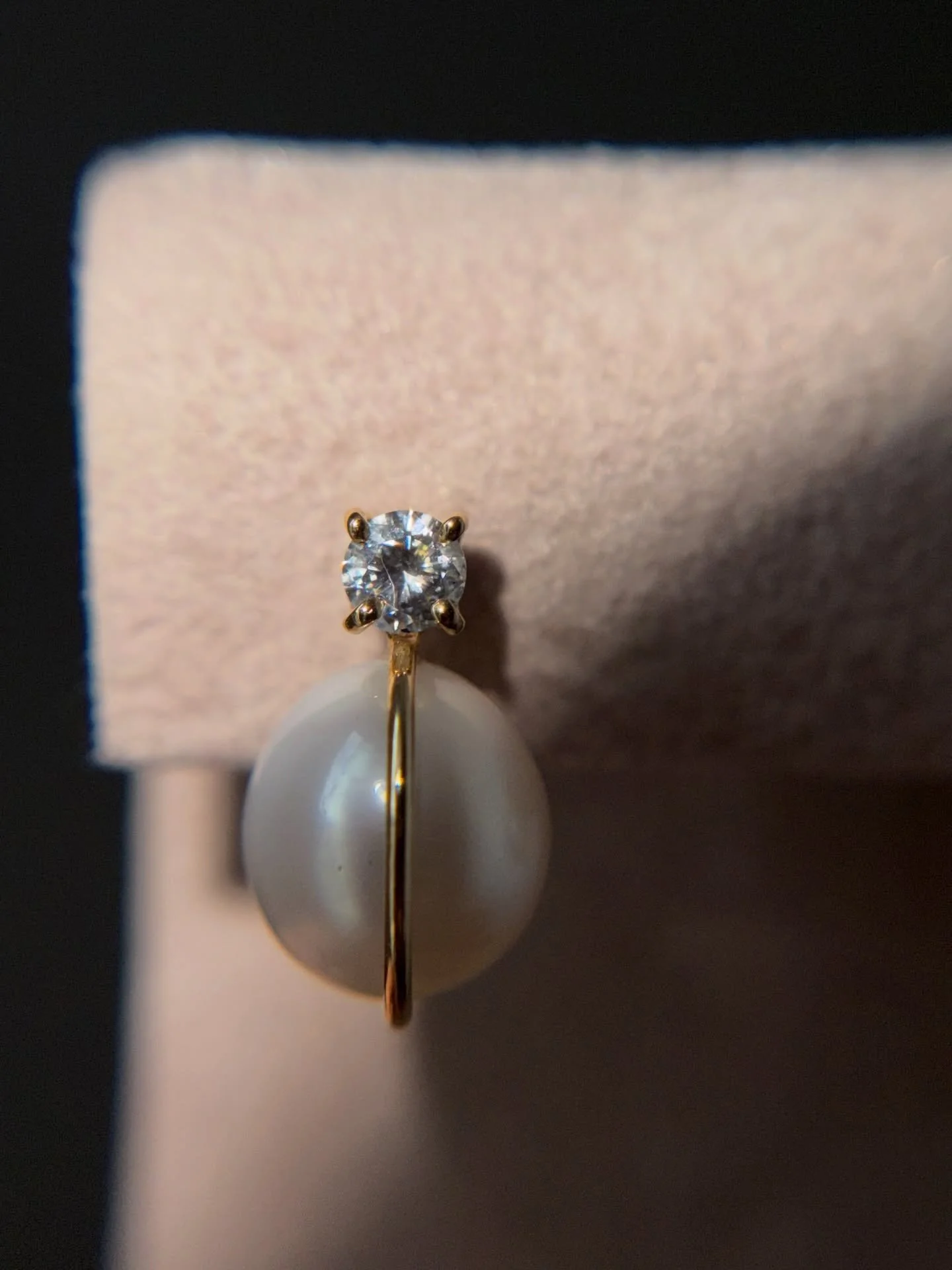 C&rsquo;&egrave; una bellezza che non grida, ma sussurra. Una bellezza che non insegue il tempo.

L&rsquo;esemplare N. 11 degli orecchini Filoperla ha trovato la sua casa ancora prima di essere svelato. &Egrave; l&rsquo;abbraccio silenzioso tra la lu