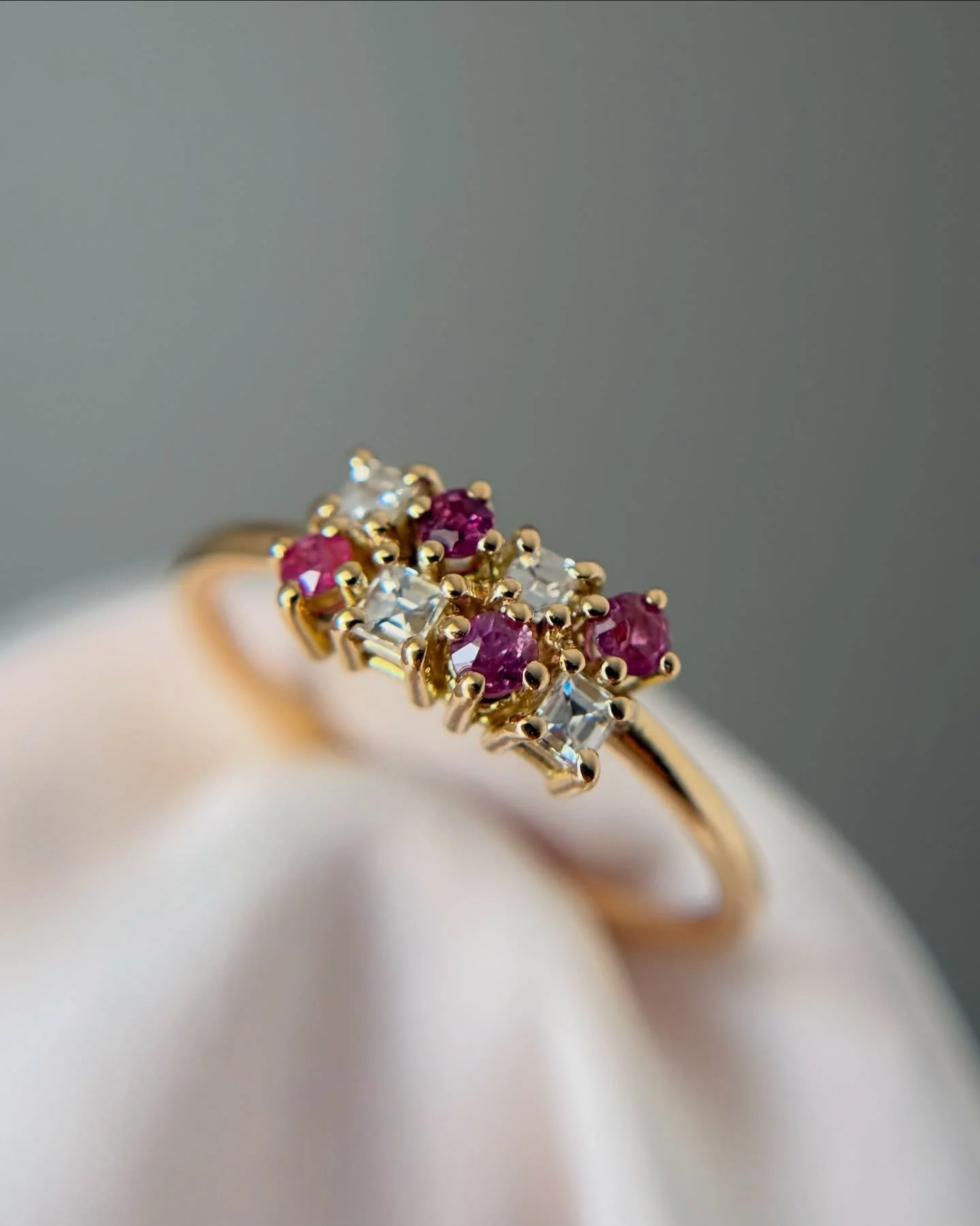 Quattro punti di luce, quattro frammenti di cuore ❤️ 

Questo anello non &egrave; solo un gioiello, ma il racconto di una metamorfosi: l&rsquo;amore che cambia forma, si espande e accoglie.

Quattro rubini che simboleggiano mamma, pap&agrave;, la pri