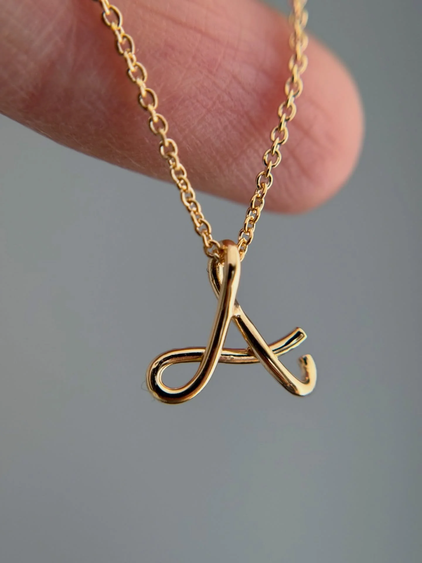 La nostra collana &ldquo;Sempiterno&rdquo; questa volta con l&rsquo;iniziale A. Che sia il tuo nome, quello di una persona speciale o un ricordo che vuoi tenere stretto al cuore, questa collana &egrave; stata pensata per durare per sempre.

Ogni pezz