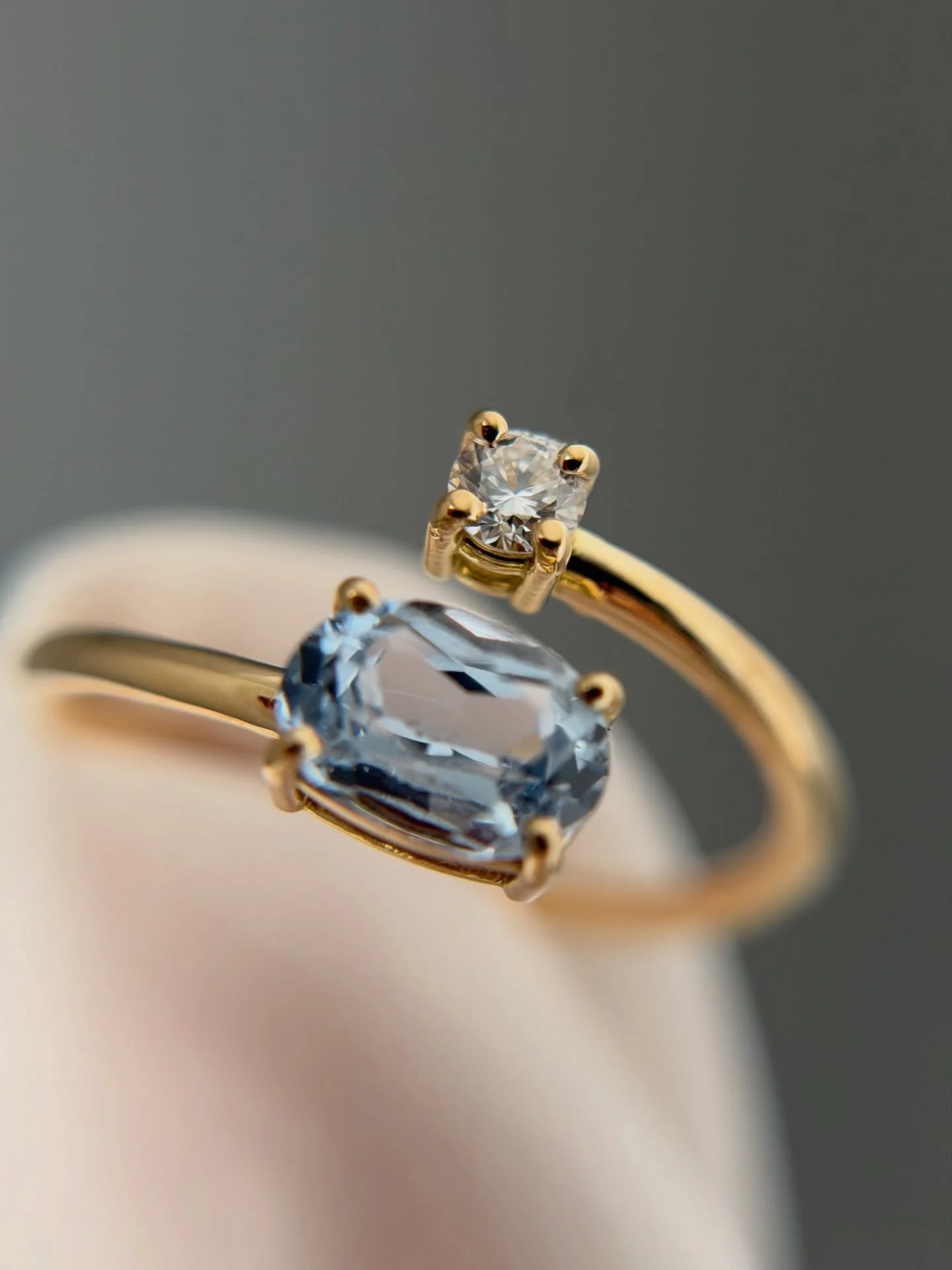 Due storie diverse, un unico destino in una nuova Metamorfosi✨

Una pietra azzurra segnata dal tempo, graffiata dai ricordi ma troppo preziosa per restare chiusa in un cassetto. E un diamante che aspettava solo la giusta compagnia.

Ecco un nuovo ane