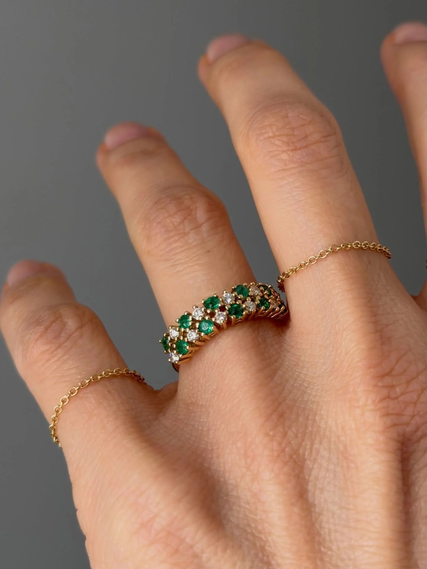 Nuova vita, nuova luce✨

Smeraldi per la speranza e la rinascita, diamanti per la forza, oro giallo per il calore di una famiglia che cresce. Il regalo pi&ugrave; prezioso per il traguardo pi&ugrave; incredibile, per una mamma di una splendida bambin