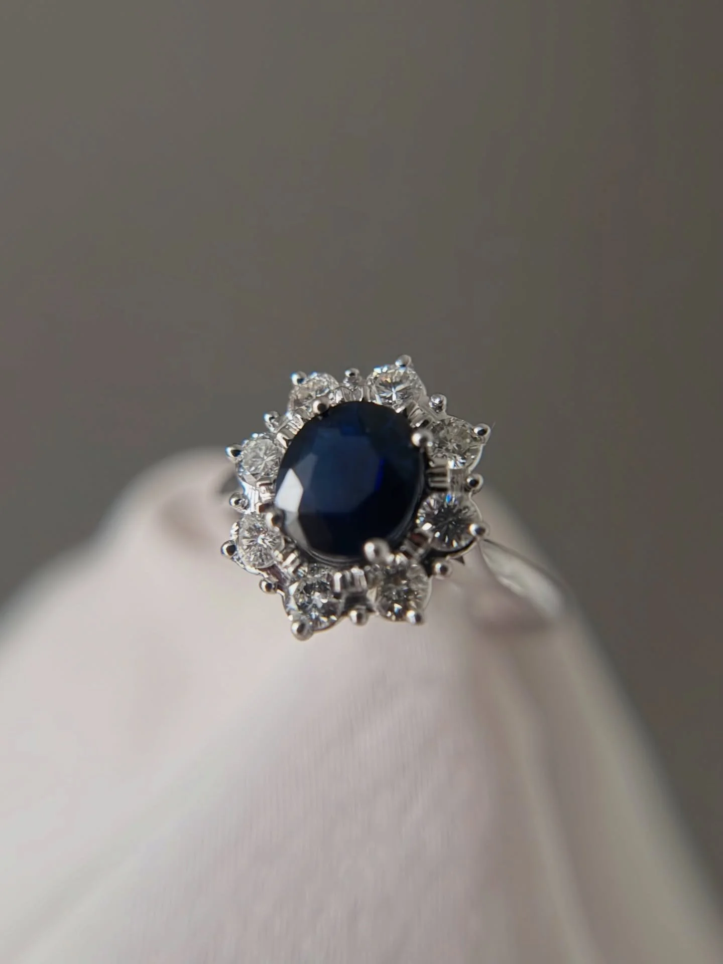 Devo ringraziarvi, grazie per la fiducia che riponete nell&rsquo;affidarmi i vostri pi&uacute; cari ricordi!Grazie a Giuditta, questa sera le ho consegnato la sua Metamorfosi ❤️

Un vecchio anello (nell&rsquo;ultima immagine) con una pietra ormai seg