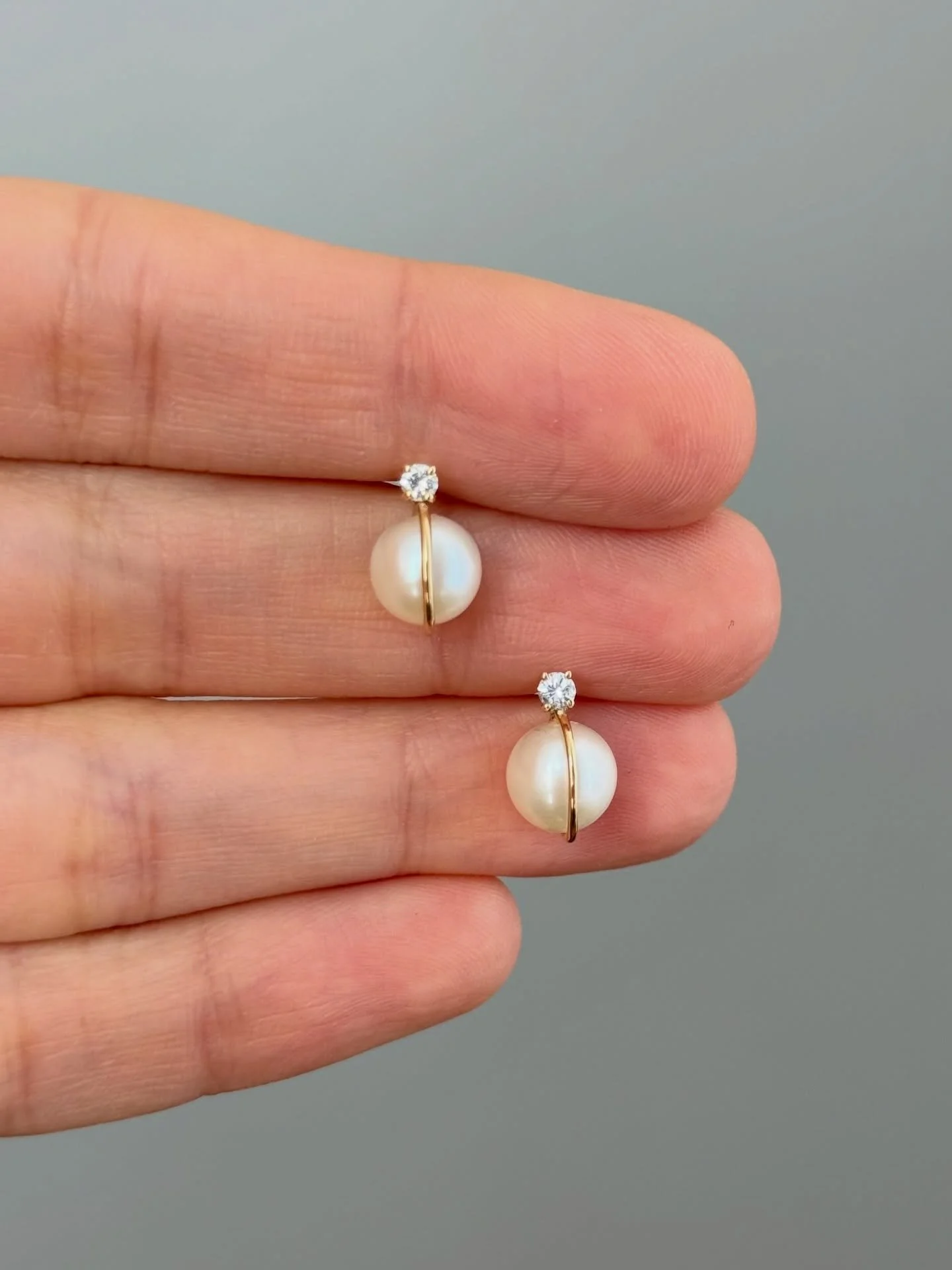 Poesia e Metamorfosi insieme, un nuovo paio di orecchini Filoperla, questa volta realizzati su commissione con un paio di perle recuperate per&oacute; da un vecchio paio di orecchini ❤️

#cristinafavagioielli
#poesie
#gioiellipoetici
#metamorfosi
#gi