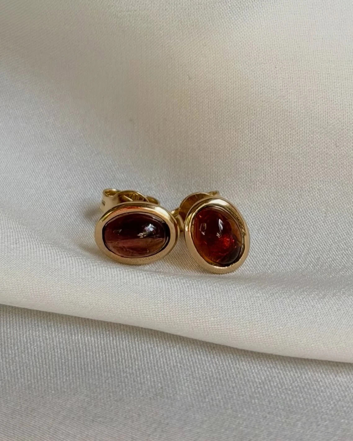 Eleganza quotidiana ✨questi orecchini realizzati per Daniela, in oro giallo sono nati per accompagnare la sua collana Virginia, creando un set armonioso ma discreto.

Due splendide tormaline dal taglio cabochon (7&times;5 mm), incastonate in un profi