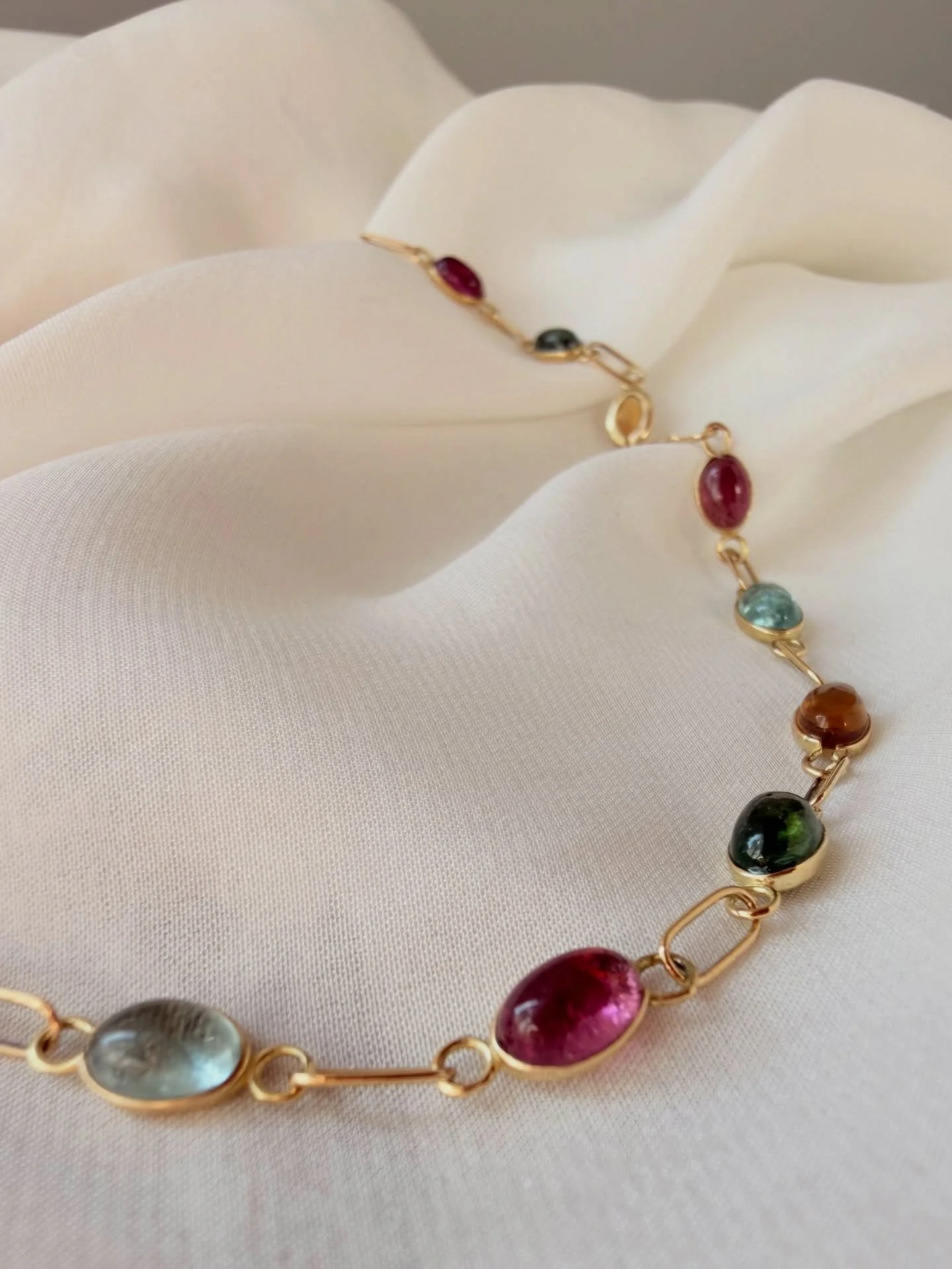 Finalmente online, la collana Virginia n.5 &eacute; pronta per lasciare in laboratorio, attende solo che qualcuno se ne innamori.

&ldquo;Virginia&rdquo; un gioiello e l&rsquo;essenza del SENZATEMPO, un arcobaleno di eleganza

prende il nome della do