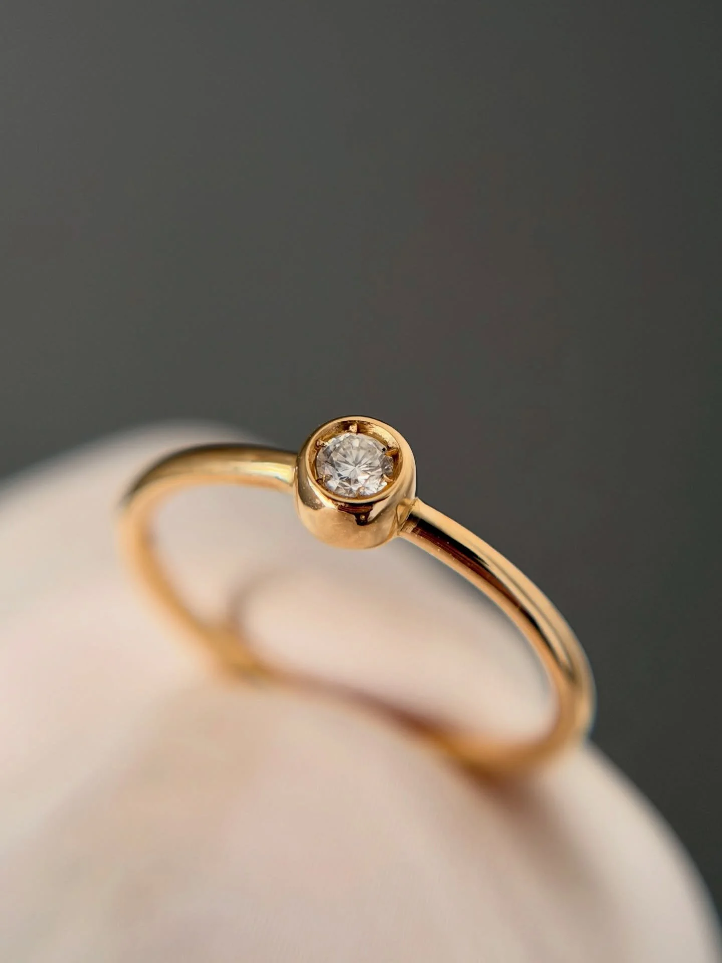 Qualche mese fa questo anello &egrave; arrivato Milano da Margherita. Mi ero dimenticata di mostrarvelo, o forse aspettavo solo il momento giusto.

&Egrave; un pezzo nato su misura per un diamante che lei possedeva gi&agrave;. Non ho fatto altro che 