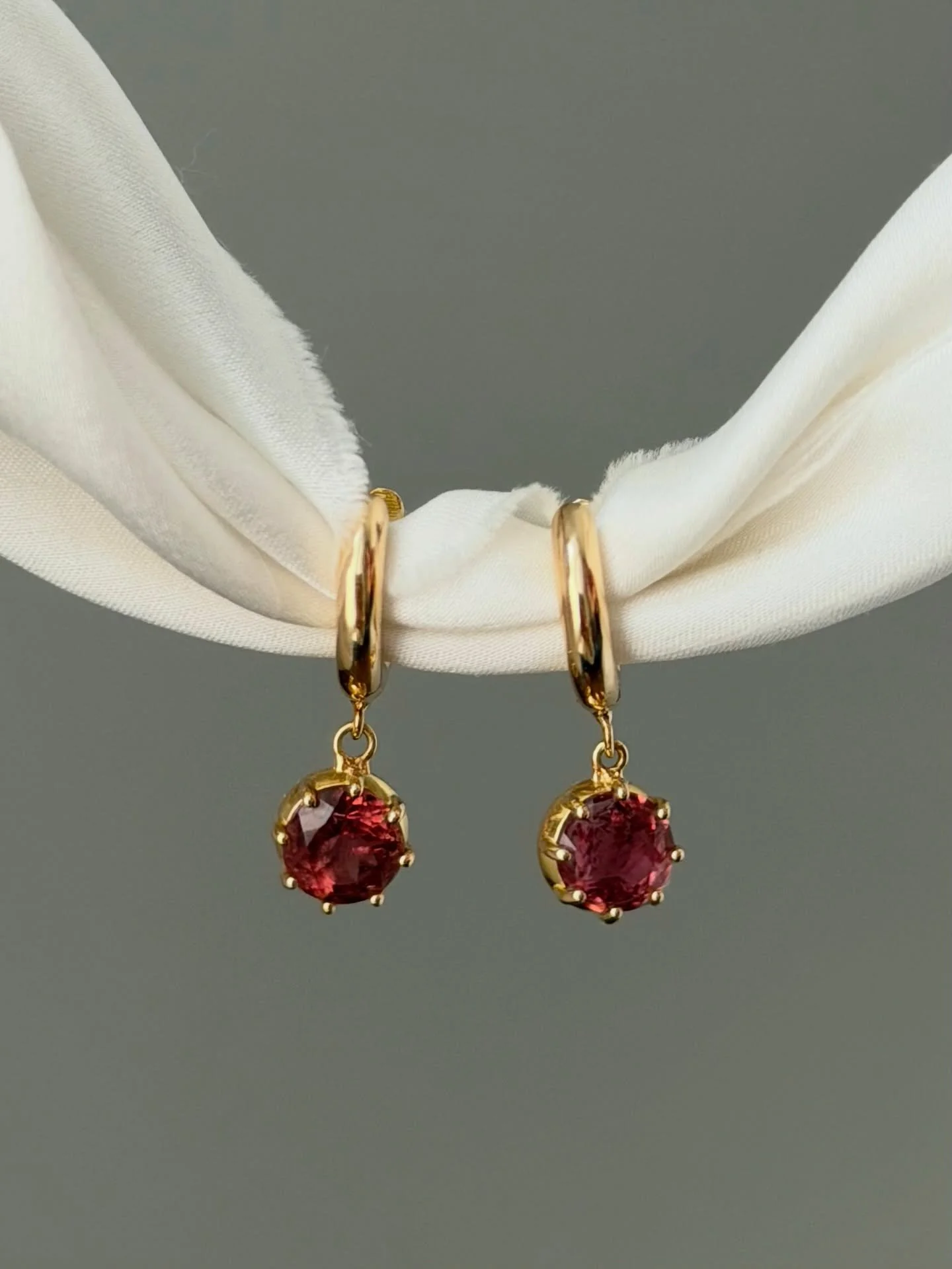 Sara ha scelto il rosa. 🩷
Non per estetica, ma per missione. Per la sua specializzazione, ho racchiuso la forza e la cura del mondo femminile in questi orecchini in oro giallo e tormaline rosa.
Un simbolo prezioso per l&rsquo;inizio del suo percorso