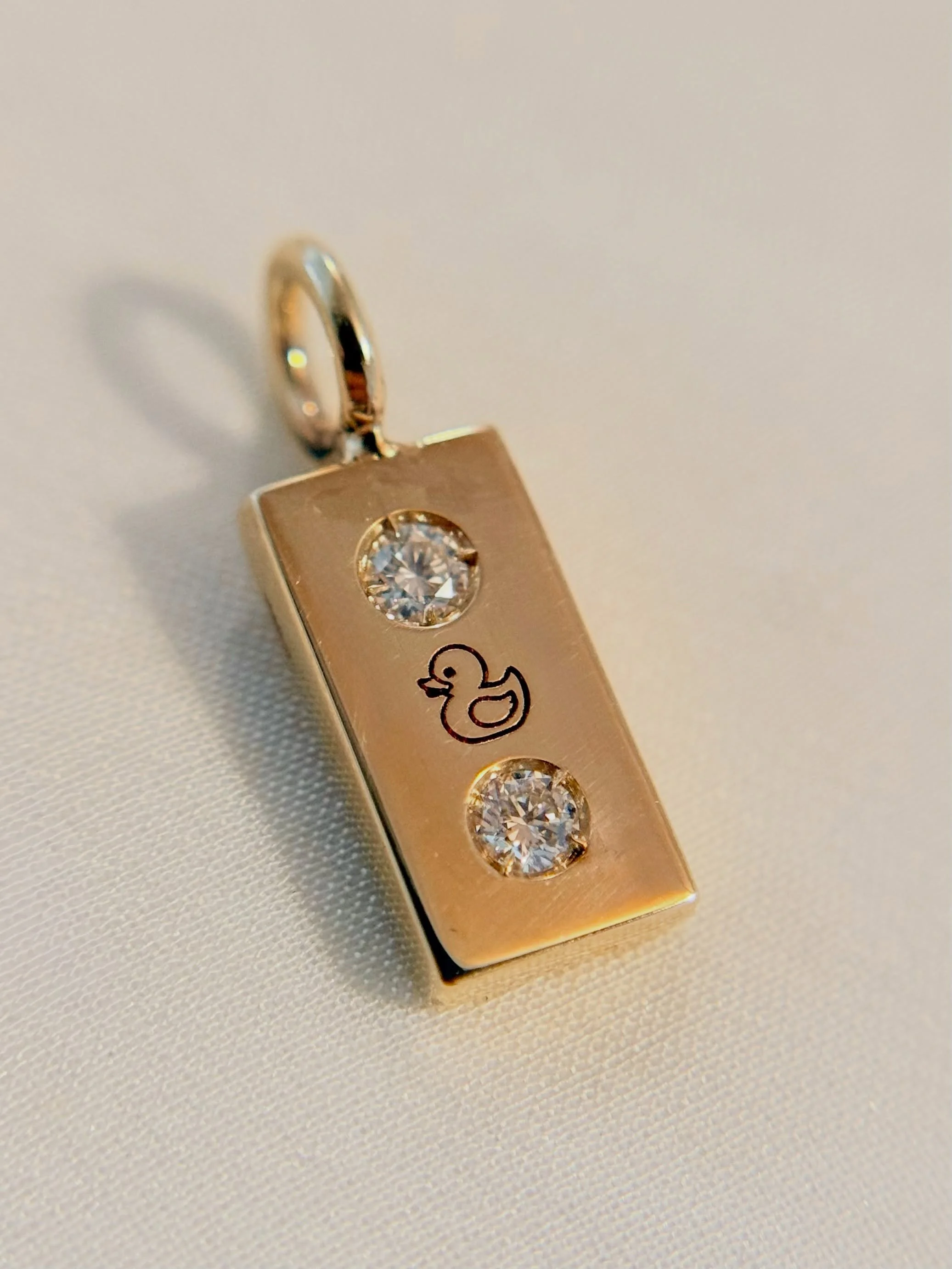Ci sono amicizie che hanno un codice segreto, un simbolo che solo loro sanno. Per questo gruppo di amiche, si tratta di una papera.
Per i loro 30 anni hanno deciso di farsi un regalo!
Avevo gi&agrave; realizzato una fedina, ora &egrave; stato il turn