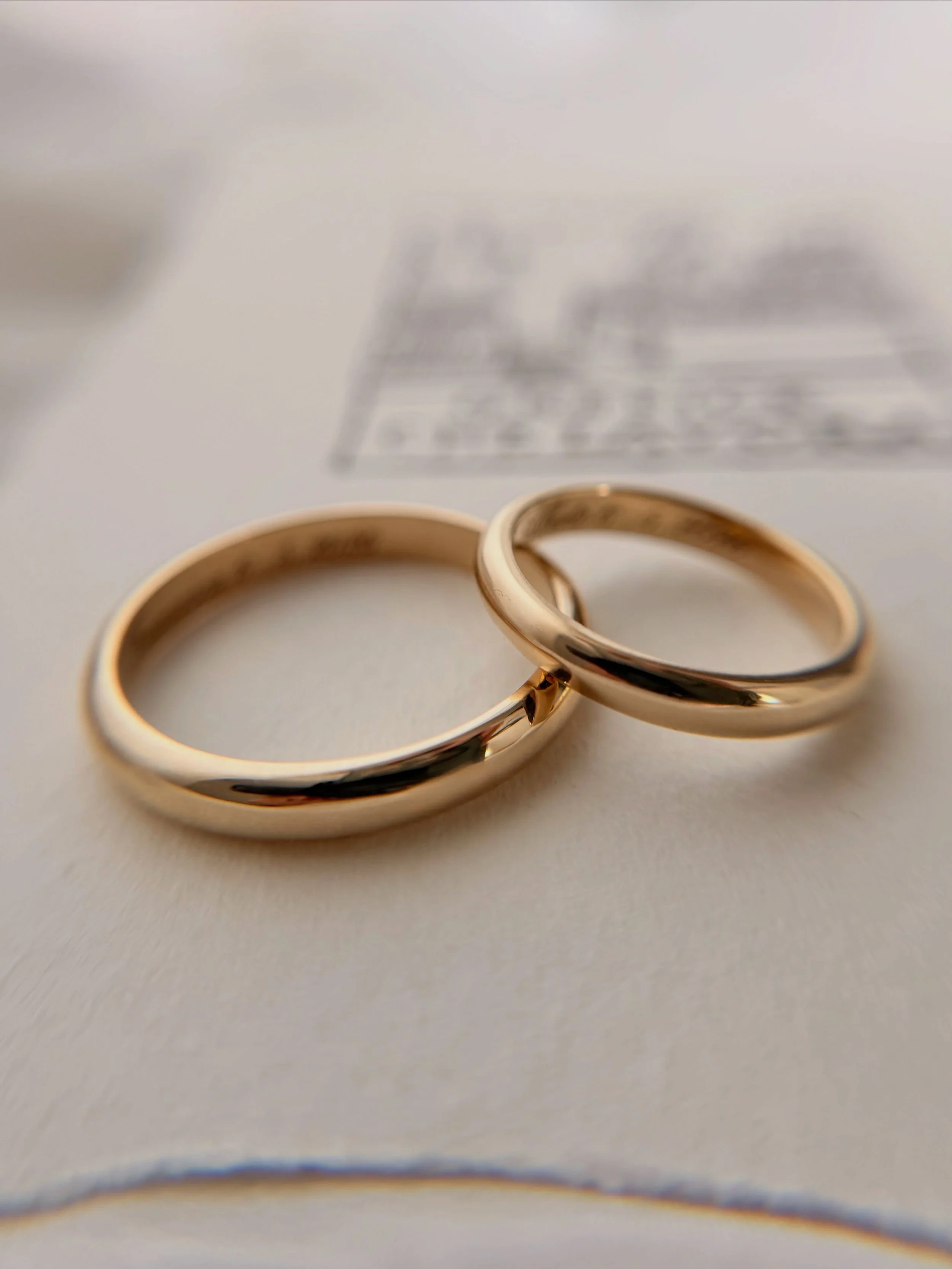 Oggi &eacute; stato il giorno speciale di Francesca e Alberto ✨

Per suggellare la loro promessa, ho avuto il piacere di realizzare a mano queste due fedi classiche in oro giallo: un simbolo senzatempo, puro e splendente. 💛

Tantissimi auguri per un