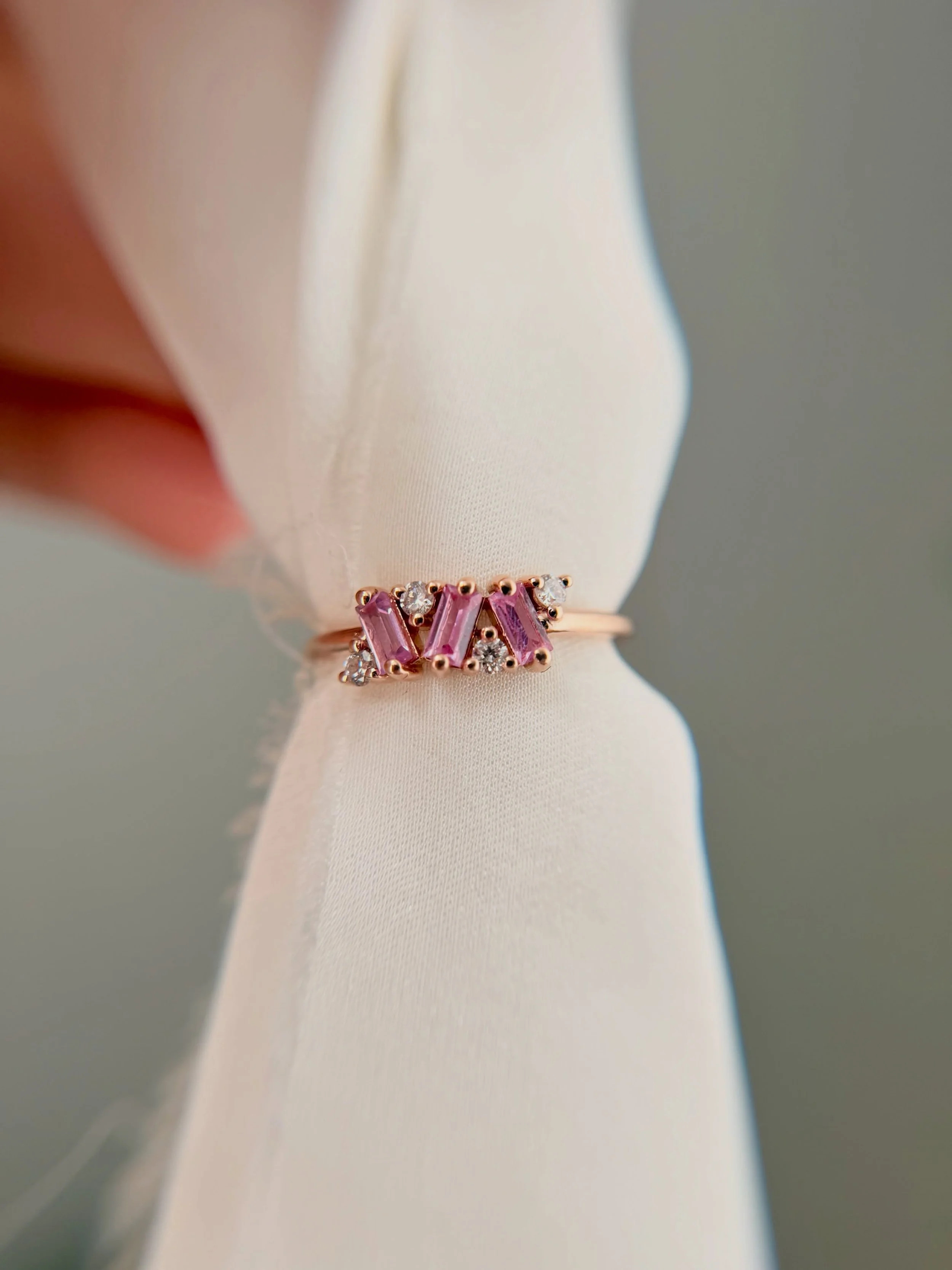 Per una nuova mamma 🌸
Anello in oro rosa, tre zaffiri rosa baguette e diamantini bianchi per renderlo ancora pi&ugrave; lucente.

#cristinafavagioielli
#gioiellipoetici
#gioiellisenzatempo 
#gioiellifattiamano 
#regalonascita