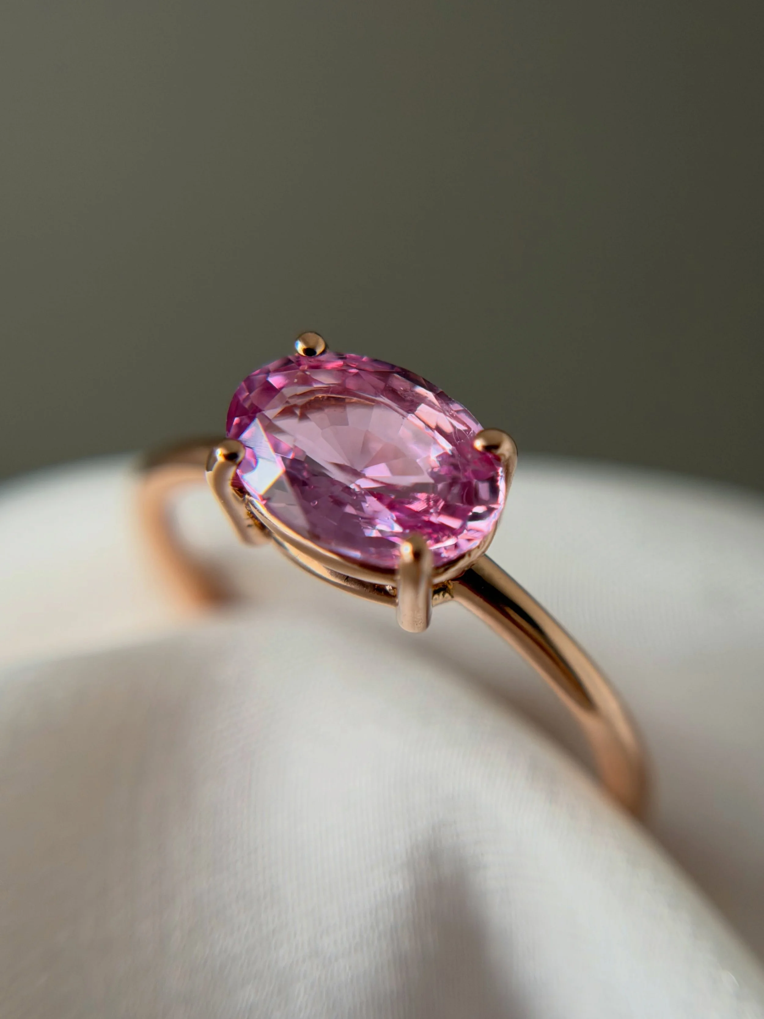 Anello in oro rosa 18kt e zaffiro rosa naturale non trattato, ct 1,52, taglio ovale. 
Realizzato su commissione, &eacute; volato a Como 💕 fortunata chi lo ricever&agrave;!

#cristinafavagioielli
#gioiellipoetici
#gioiellipersonalizzati 
#gioiellisen