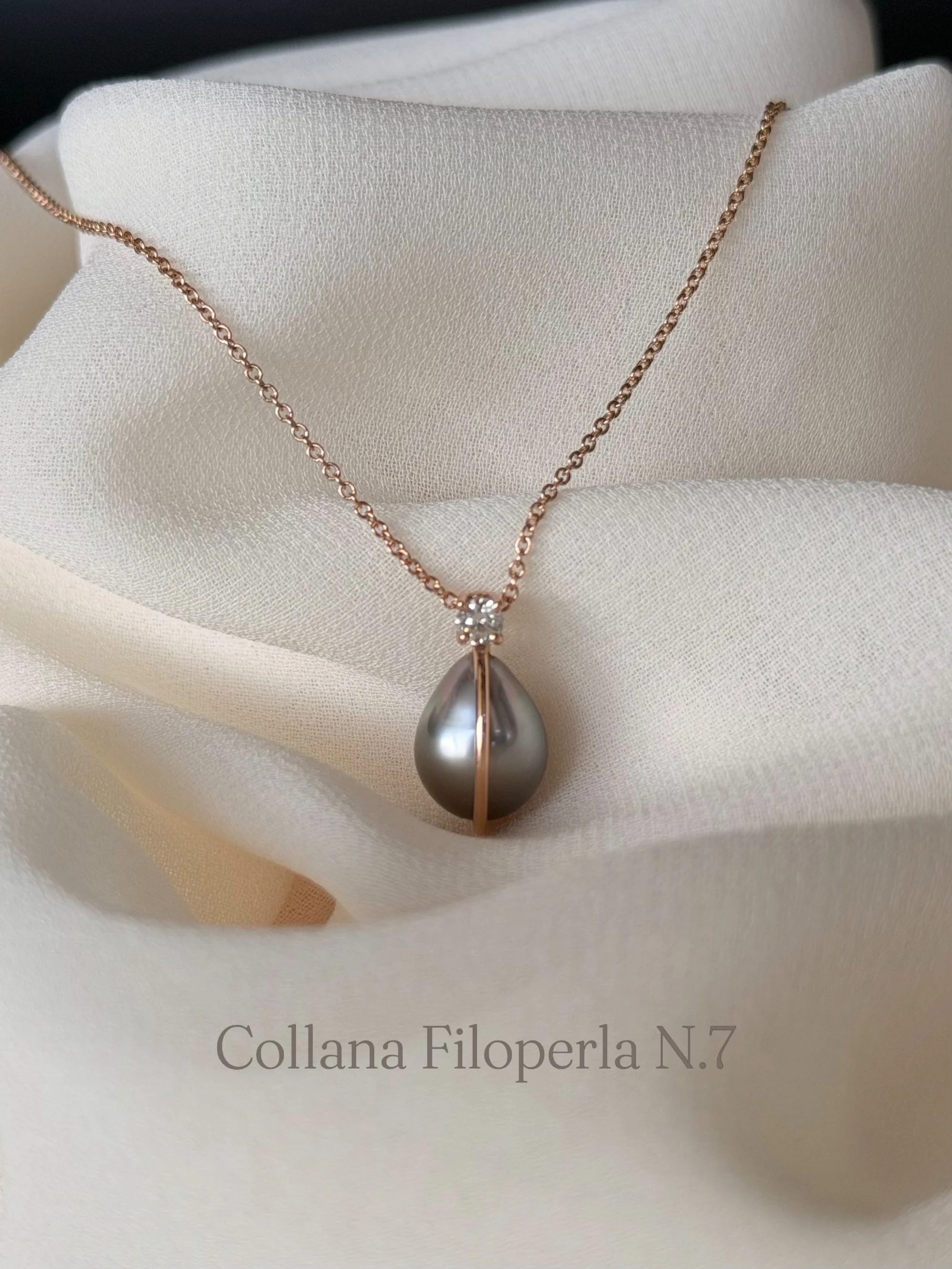 Qual &egrave; la tua preferita? 

Vi presento le ultime creazioni della stagione: quattro collane Filoperla, ognuna con la propria irripetibile personalit&agrave;.
Nel quarto scatto potete ammirare la numero 5, che ha gi&agrave; trovato la sua custod