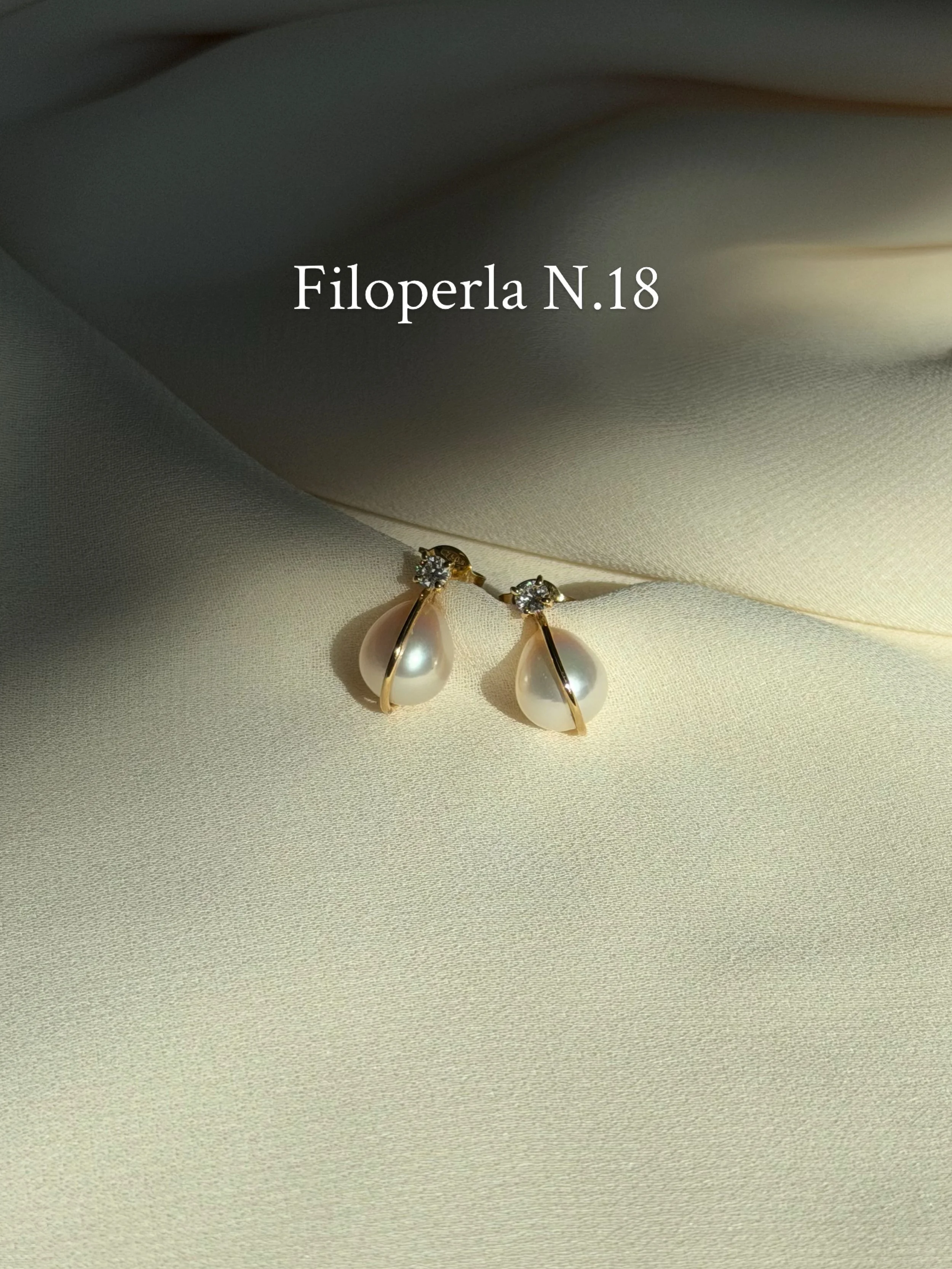Per questo Natale sono disponibili solo sei esemplari degli esclusivi orecchini Filoperla &mdash; poi la produzione si fermer&agrave; fino a febbraio.

In questo scatto vi mostriamo due meraviglie: la versione in oro giallo e l&rsquo;UNICO esemplare 