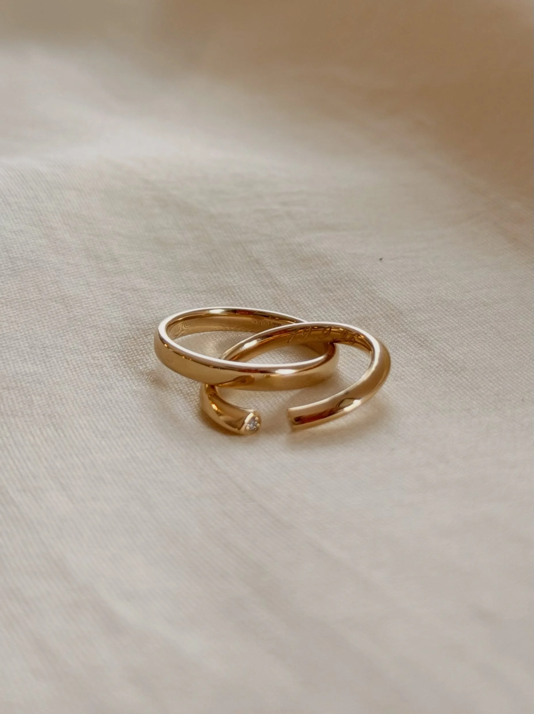 Queste fedi in oro giallo sono state create a mano, per Riccardo e Binny, che ieri si sono uniti in matrimonio. Non sono semplici gioielli, ma il simbolo autentico della loro promessa, del loro cammino insieme e di un legame profondo che oggi inizia 