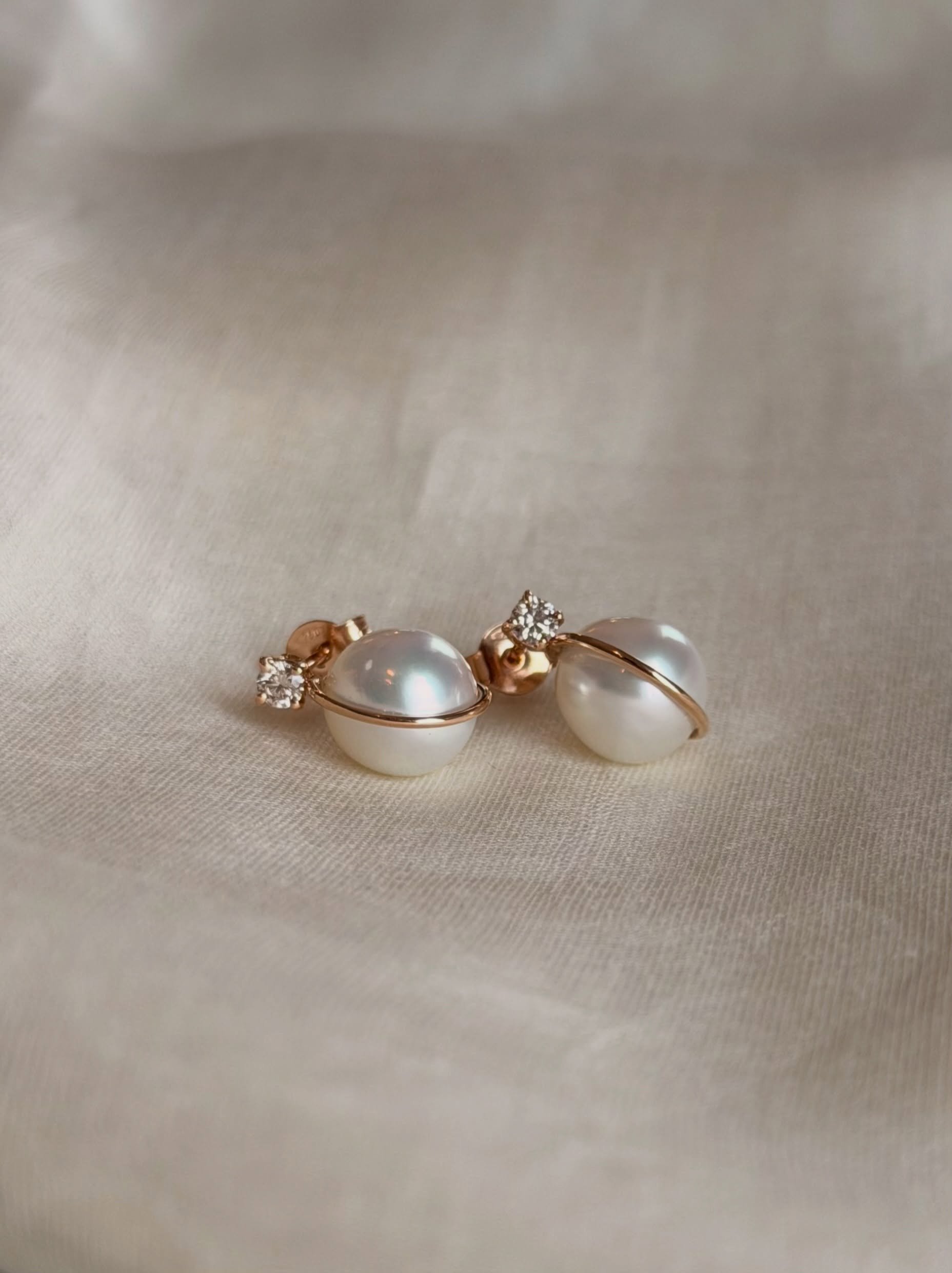 Gli orecchini Filoperla sono ufficialmente tornati! ✨
In questo scatto, l&rsquo;esemplare n. 17: un magnifico paio di perle Australia, acquistate direttamente in fiera, gi&agrave; prenotate e consegnate.
Il design &egrave; impreziosito da diamanti fa