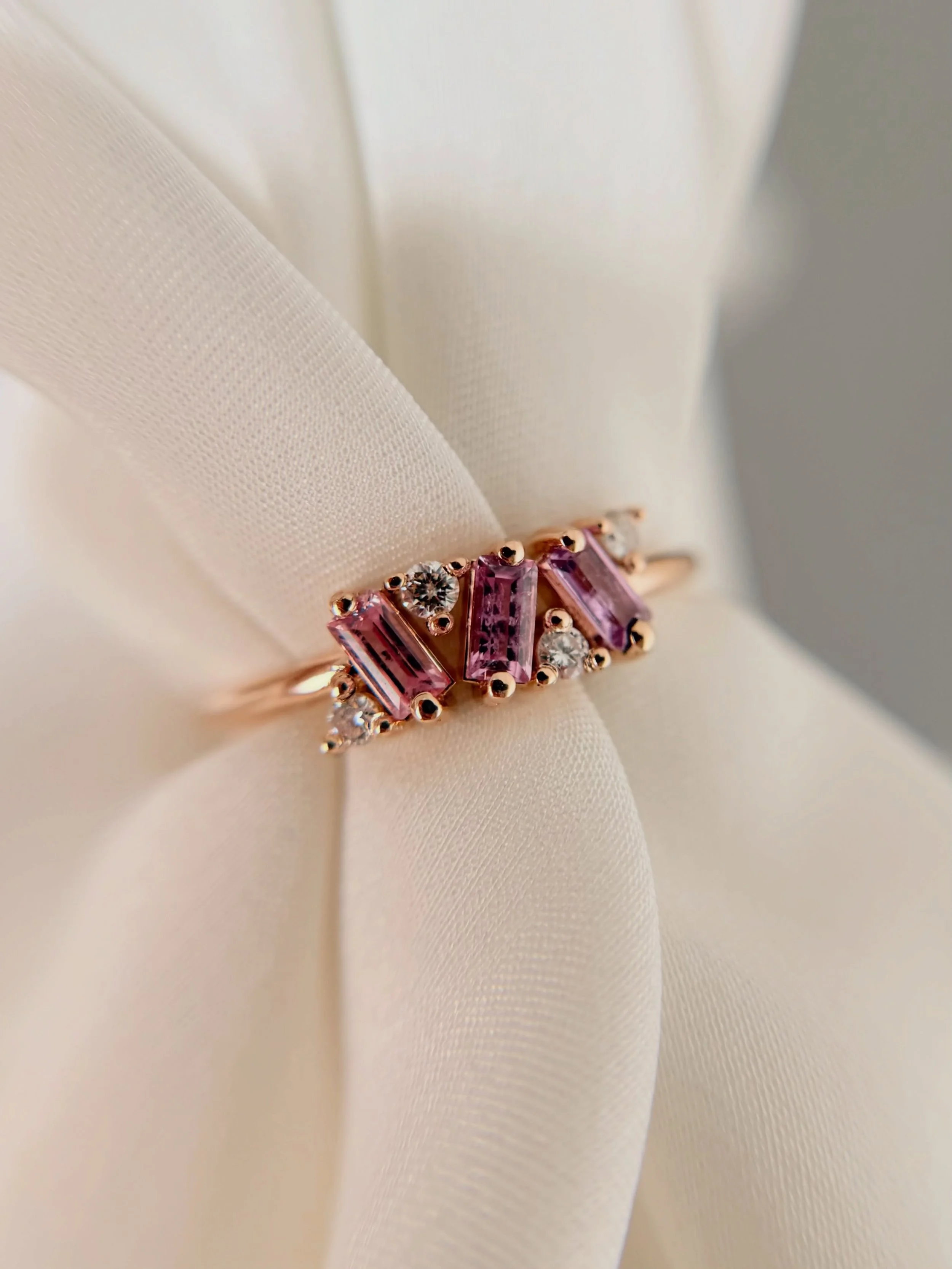 Ci sono gioielli che custodiscono emozioni e traguardi importanti, come questo splendido anello con zaffiri rosa e diamanti creato per una speciale specializzazione, traguardo raggiunto proprio oggi: a Veronica vanno le mie pi&ugrave; sincere congrat