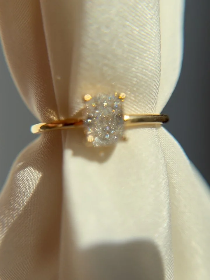Questa mattina, in spiaggia all&rsquo;alba, questo anello &egrave; stato il protagonista di una proposta indimenticabile ❤️

Ho creato con cura questo gioiello su misura: un elegante solitario in oro giallo, che abbraccia un magnifico diamante cushio