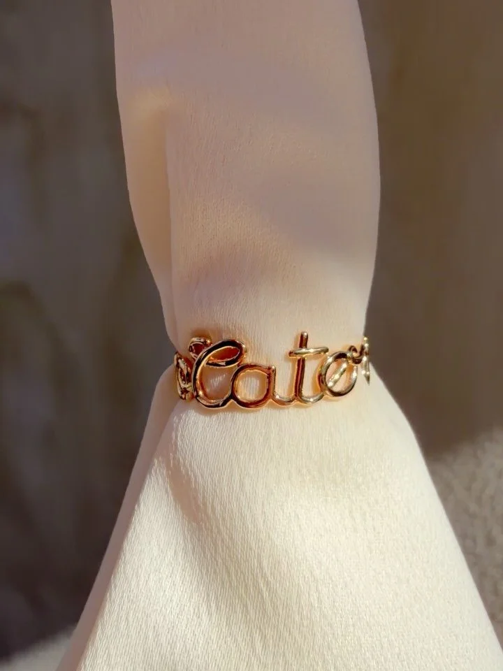 Ci sono legami speciali che meritano di essere portati sempre con s&eacute;. ✨
L&rsquo;anello Sempiterno questa volta racchiude i nomi dei miei nipoti, intrecciati nell&rsquo;oro per non lasciarli andare mai. Una magia cos&igrave; bella che anche mia