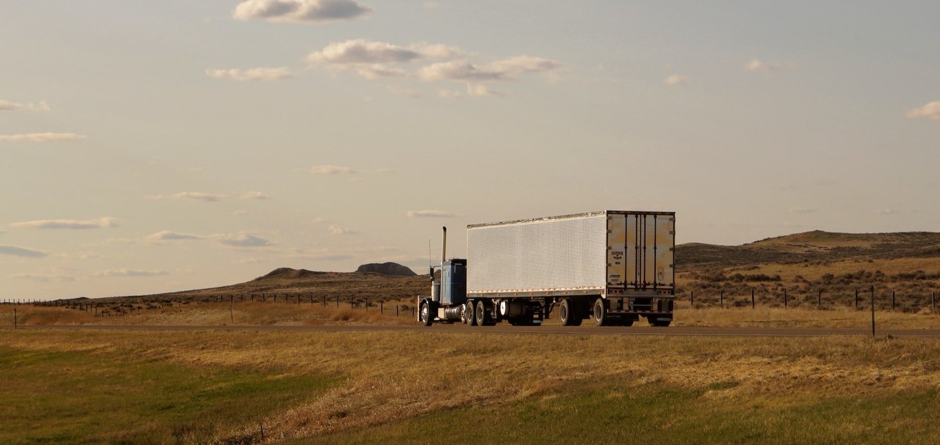 Tipos de distribución logística en el transporte de carga por y cuándo elegir cada uno.