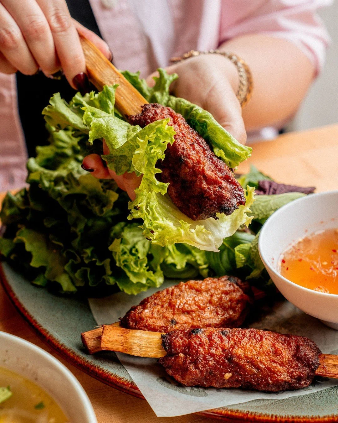 Pack your plate with flavor with our 𝘊𝘩𝘢 𝘛𝘰𝘮, shrimp + pork dumplings on sugarcane 🥟

#dumplings #brunch #brunching #vietnamesefood #chicagorestaurants #eeeeeats #chieats #pilsenchicago