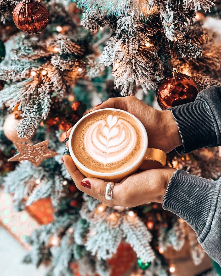 🎄✨ It's Newquay's Christmas Lights switch-on TONIGHT at 4pm! Lit streets, cozy vibes and holiday spirits high. We're open 8 til late today with extra treats 🍫🔥 There's 5 hot chocolates to choose from: Chocolate Orange, Kinder Bueno, Crunchie Honey