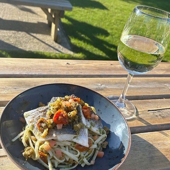 Is that the first glimpse of summer we see? 🌞 

Roasted sea bass on crayfish &amp; confit tomato linguine with rocket &amp; pumpkin seed pesto. 😍

Serving food Weds- Sunday 👍🏼