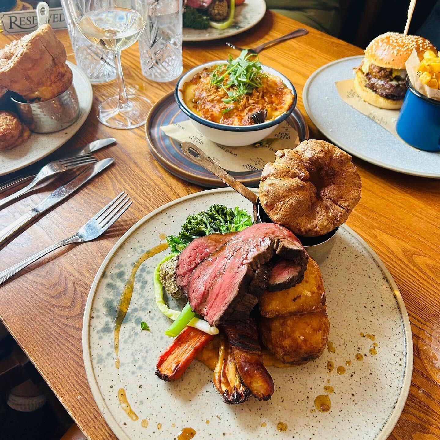 We have some availability for our Sunday roasts this week 🎉 

Call 07956 026810 to get booked in or drop us a DM👌🏼🍽️ 

📸  a great customer pic by @niamhlindsley