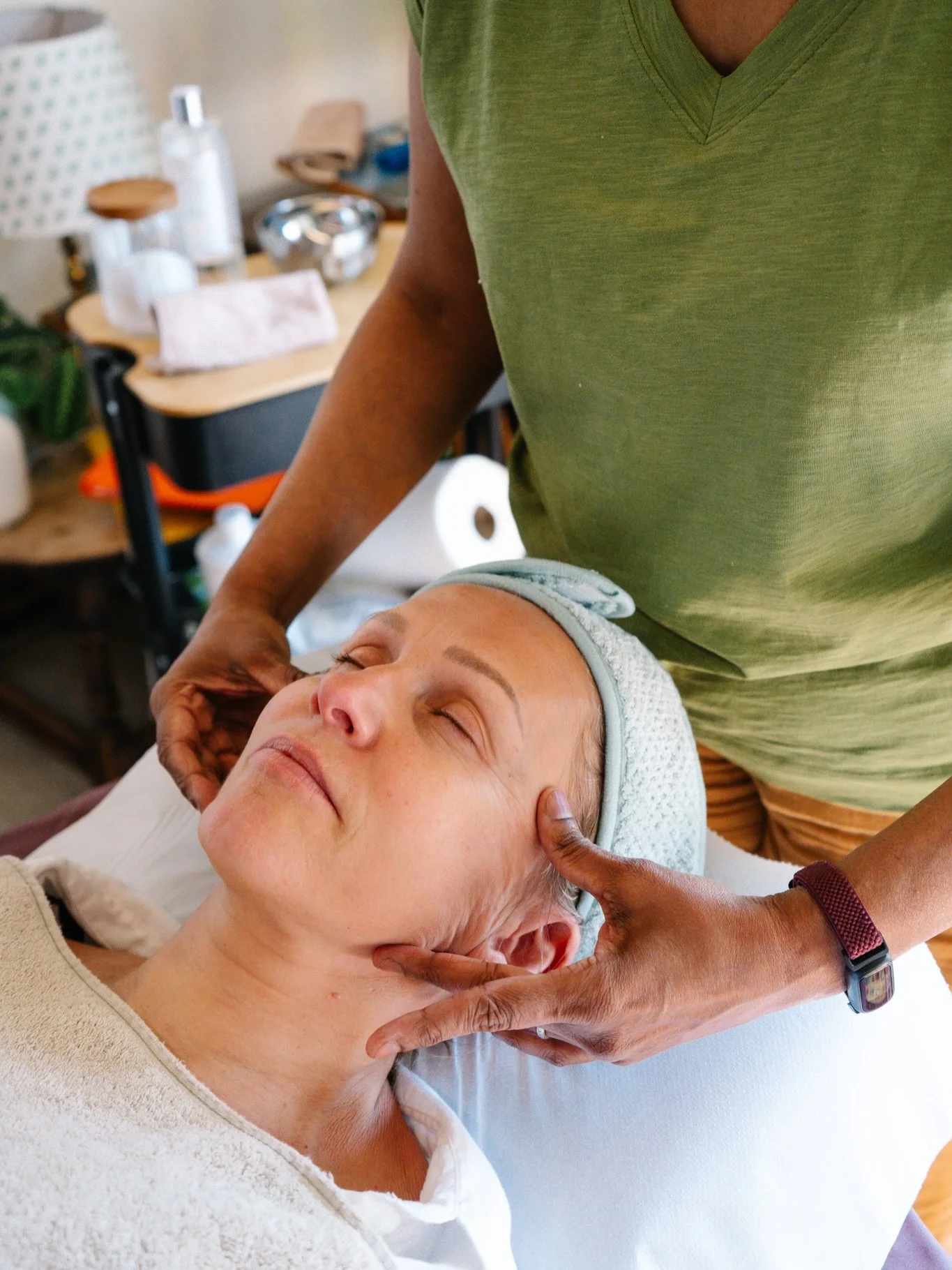 A calming afternoon capturing Shiranee&rsquo;s Ayurvedic Face Massage session at @oru_space ✨ 

Through these brand photos, we wanted to capture the grounding and restorative experience Shiranee creates for her clients at ORU Sutton &mdash; warm, cal