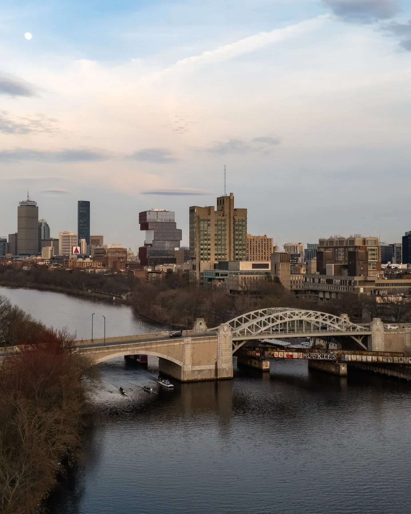Nothing better than an open evening to take to the skies and reconnect with my city❤️🌅

🌊🌊🚣🌊🌊
>>Scroll to row>>>>
🌊🌊🚣&zwj;♀️🌊🌊

Flying around the BU Bridge, I captured the sun setting over the rowers cutting through the C