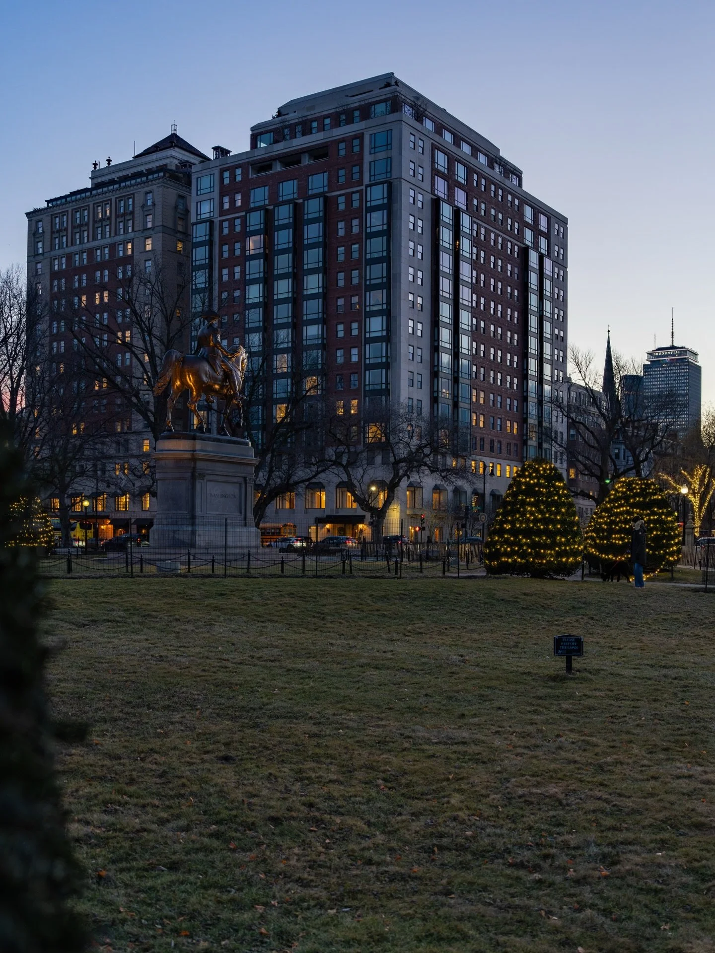 Transition to blue hour in the Common 🌅 The George Washington statue catching the last light, with the iconic Newbury Hotel glowing behind it &mdash; one of those classic Boston moments you just have to stop for. 

As a photographer and videographer