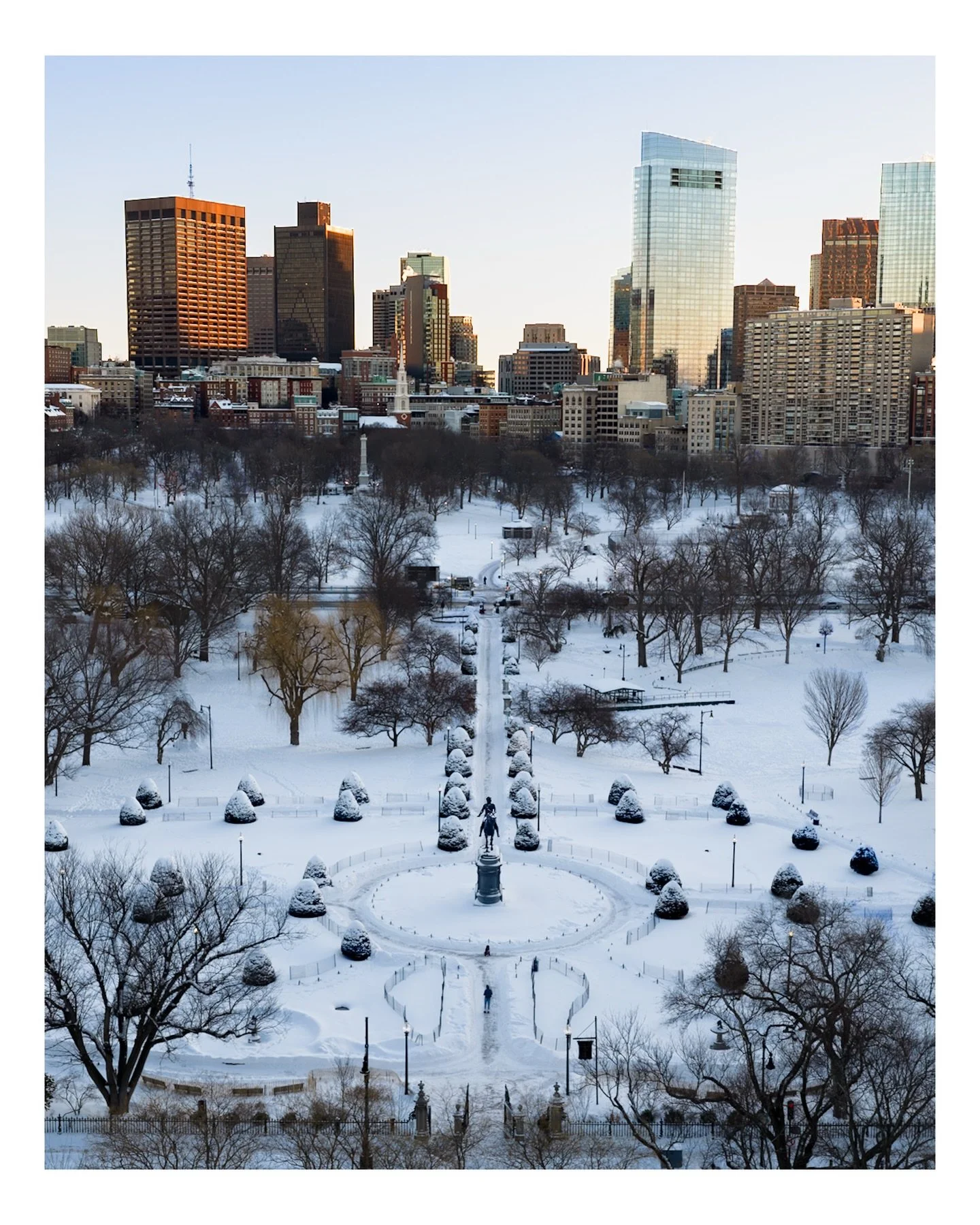 Snowy sunrise scenes from the Boston Public Garden right after the 23.2 inches ❄️✨Just in time for the weekend.

We mixed it up with the verticals for IG and the full horizontal photos they came from. Which ones are you feeling more?

Drop a H (horiz