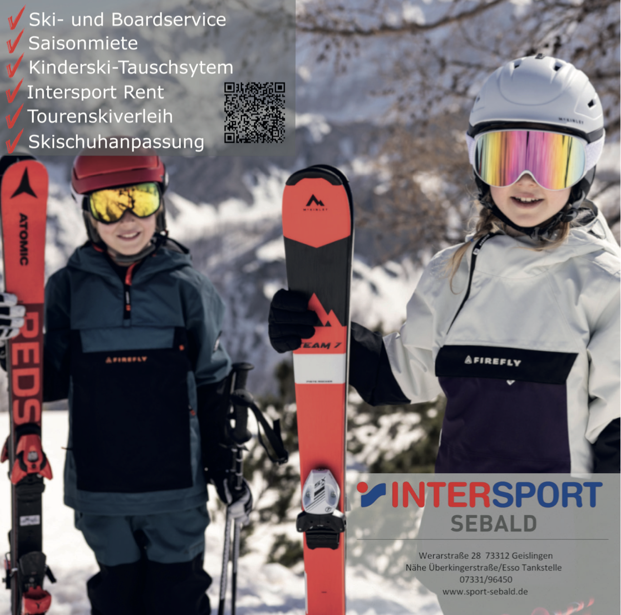 Zwei Kinder im Wintersport mit Helmen, Skibrillen und Skiausrüstung vor verschneiter Landschaft. Ein Kind hält einen roten Ski, das andere hat rote Skier.