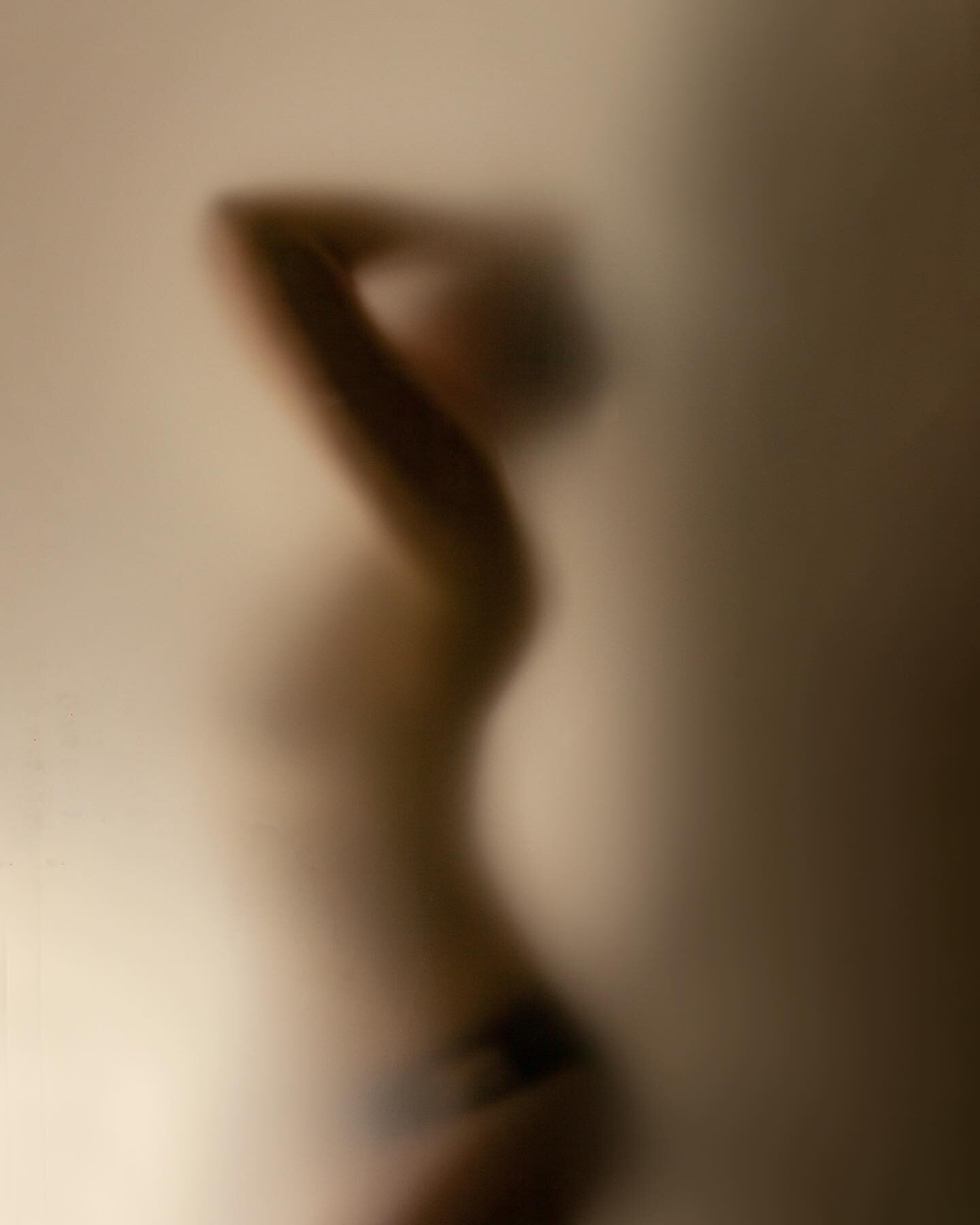 Frosted glass fun🖤
.
It&rsquo;s amazing what you can do with a bit of frosted glass and some strategic backlighting. Sexy silhouettes and body ody ody. 
.
.
.
.
.
.
.
.
.
#vancouver #northvancouver #vancouverboudoir #boudoir #silhouette #silhouttech