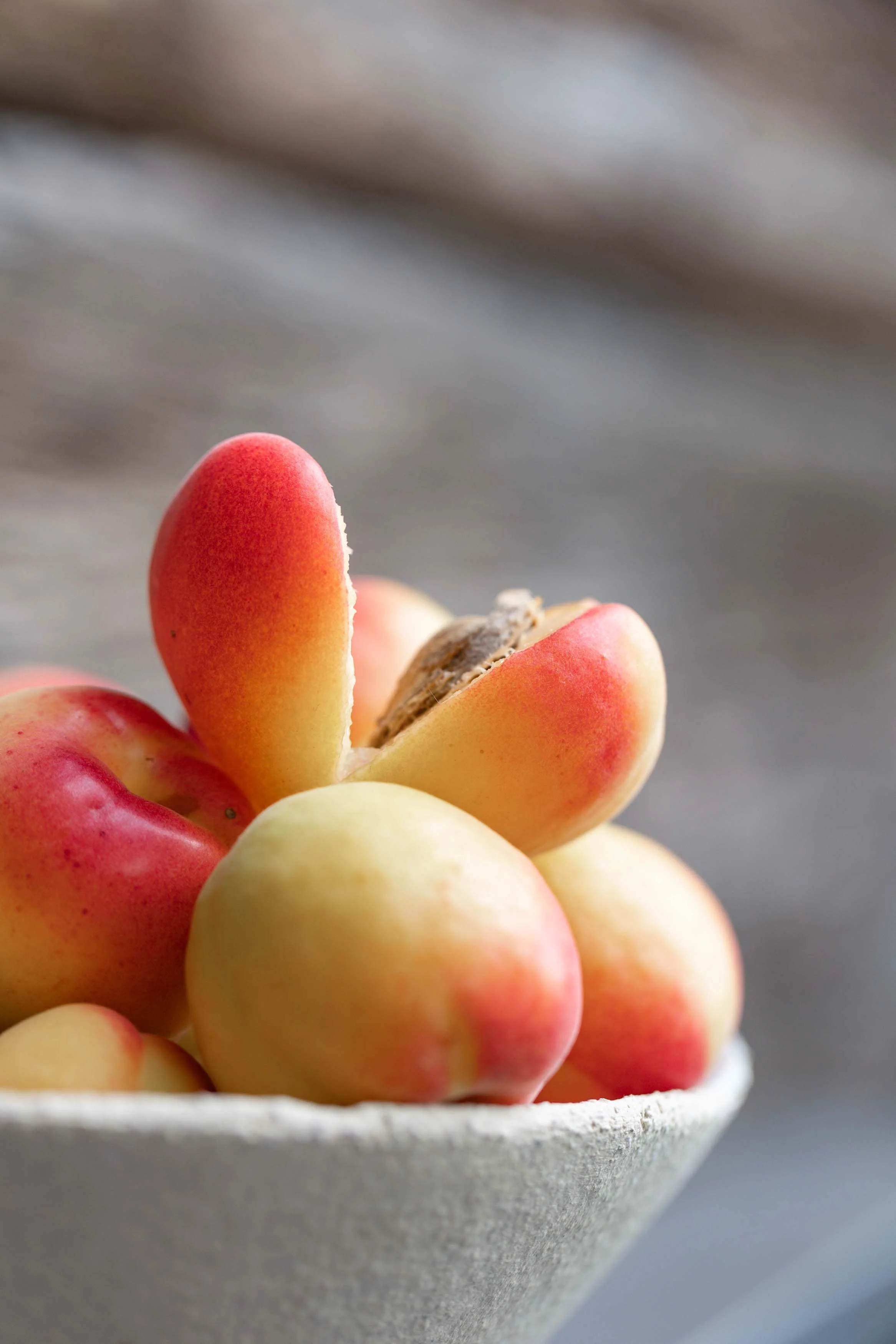 Bunte Pfirsiche in einer weißen Schale