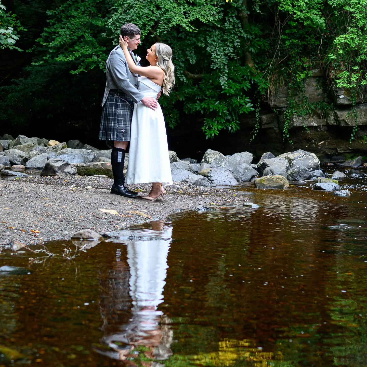 I was kneeling down in the water to get this photo. 

What one do you like best 

coulor or black and white 👇