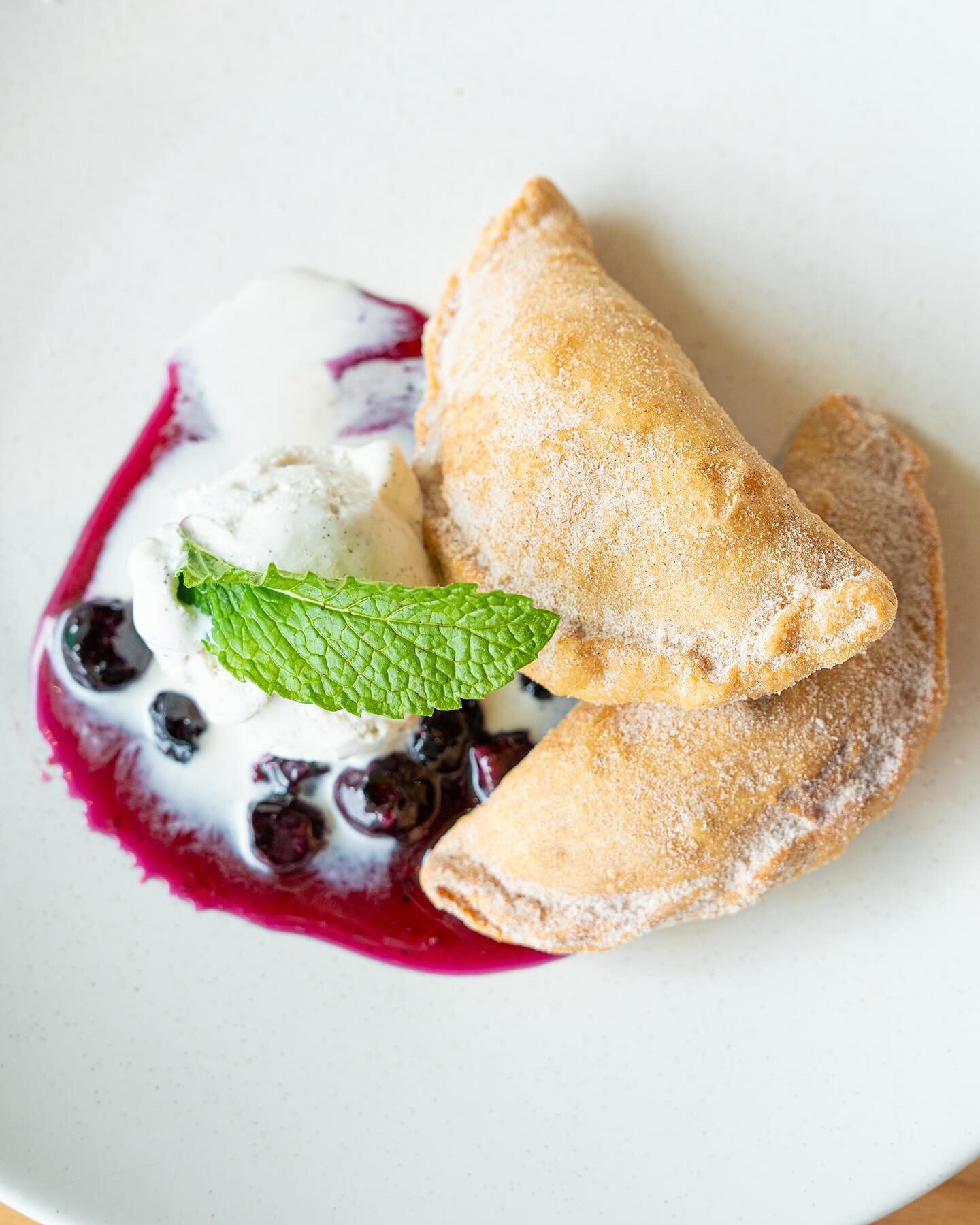 Empanadas de arroz con leche! 😋 Enjoy our new special from April 4th to the 14th and savor the warm flavors of cinnamon sugar rice pudding wrapped in a crispy empanada shell, topped with luscious blueberry sauce and a scoop of creamy vanilla ice cre