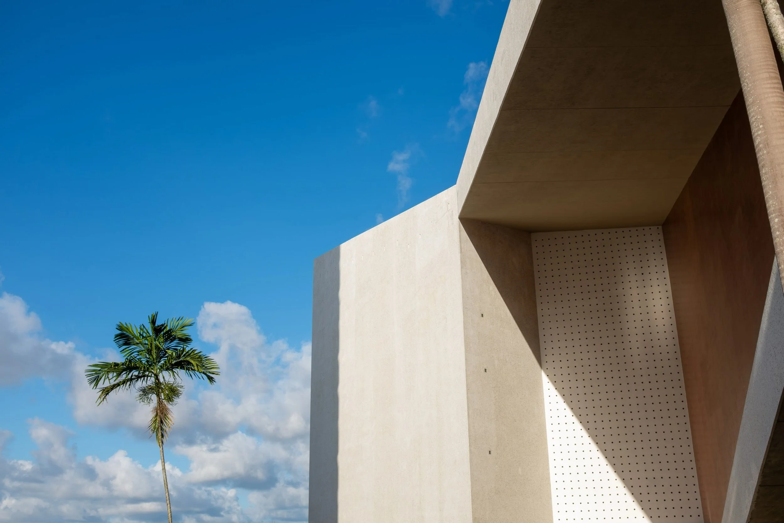 An icon of Brazilian modernism, Teatro Castro Alves was designed by architect Jos&eacute; Bina Fonyat Filho and engineer Humberto Lemos in 1958. Due to a fire, it was rebuilt and opened in 1967. (Part 1 of 2)

#brasil #brazilianmodernism
#brazilarchi
