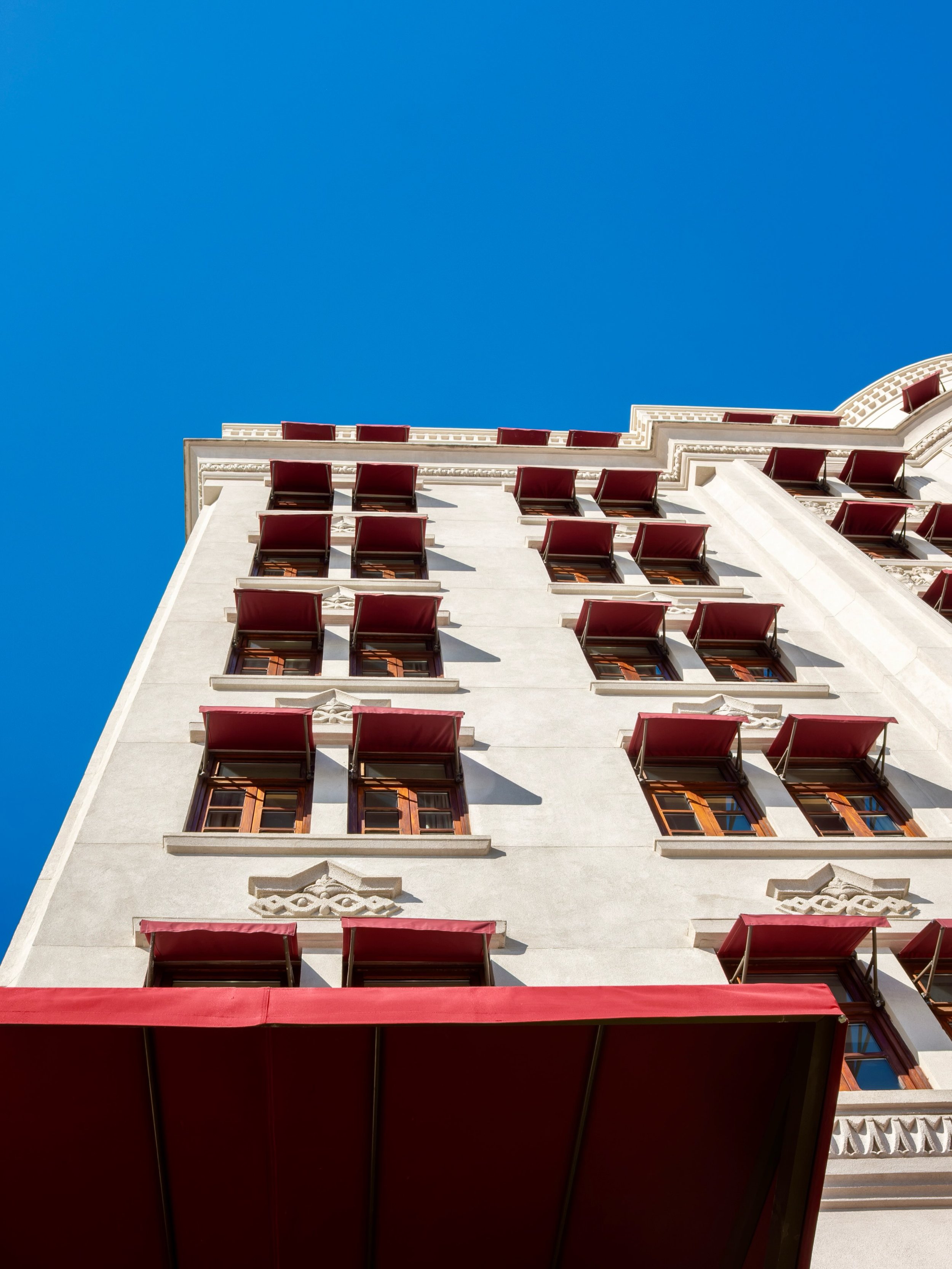 Listed as a 1920s Art Deco landmark, the Fasano, now a hotel, was once the first headquarters for the daily newspaper A Tarde. This magnificent building was restored by architect Isay Weinfeld in 2018.

#brasil 
#brazilarchitecture #salvadorbahia
#lo
