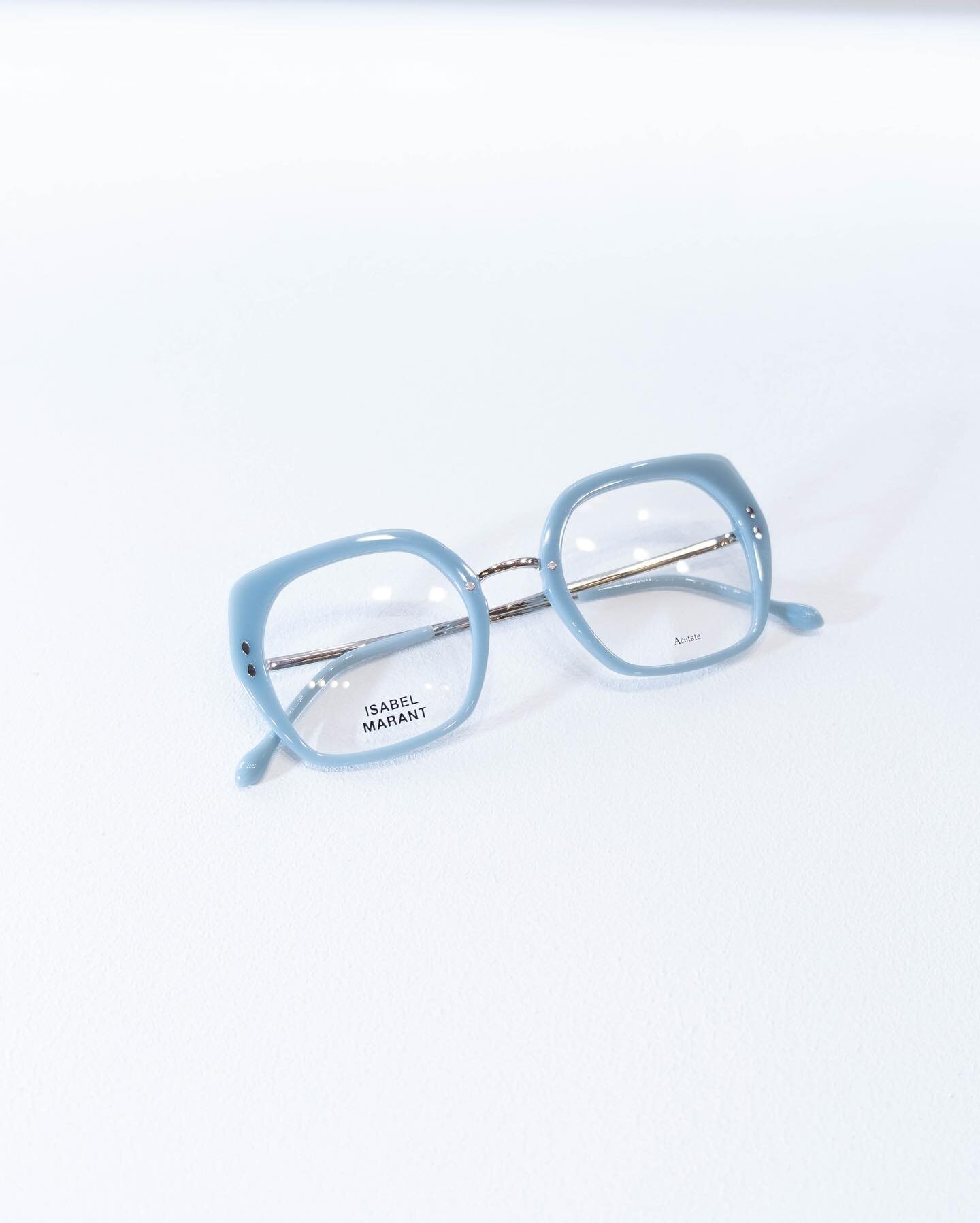 Retrouvez la collection Isabel Marant, optique &amp; solaire et son style audacieux en boutique! 
#lunettesdevue #lunettesdesoleil #lunettesfemme #isabelmarant #lunettesisabelmarant