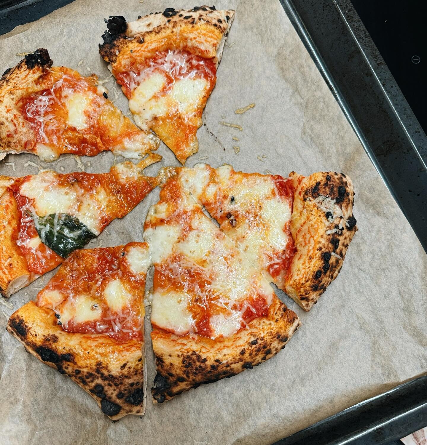 PIZZA UZ MĀJĀM / Margherita no rīta brokastīs aka kad ledusskapi nekā nav, bet vakar paņēmi līdzi pizzu, ko neapēdi pizzerijā. 💁🏼&zwj;♀️ // Krāsnī &amp;  nedaudz Parmesan 💋💋🍕