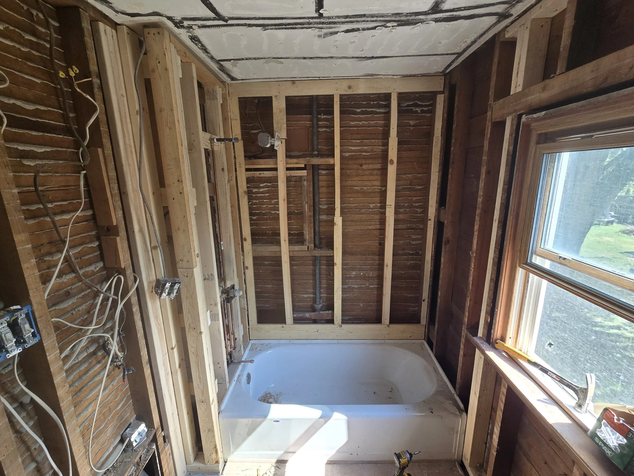 Bath Tub - Before .jpg