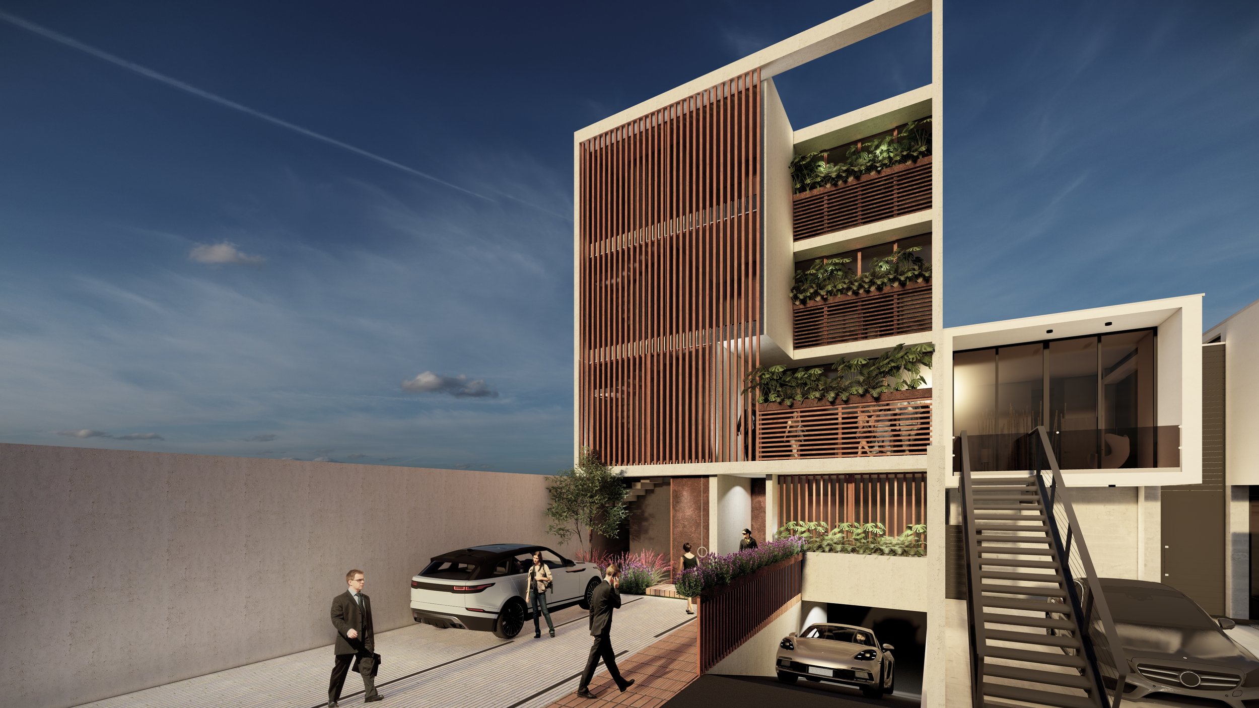Edificio moderno con elementos de madera y vegetación en la fachada. Personas caminando y autos estacionados en la entrada. Escalera exterior y cielo despejado de fondo.
