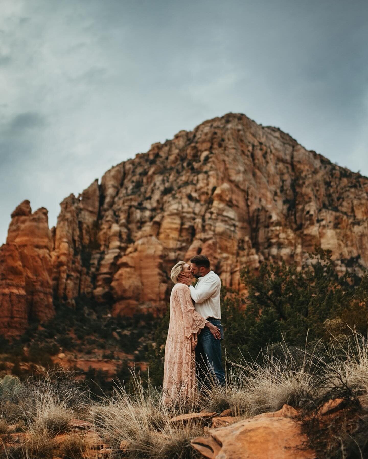 ✨Love in the Vortex✨
I got to photograph a couple of super cool Texans in love while they were visiting Sedona. We had SO much fun laughing and talking. We were half hoping to see a coyote or javelina, both of which I just saw the day before. (SO coo